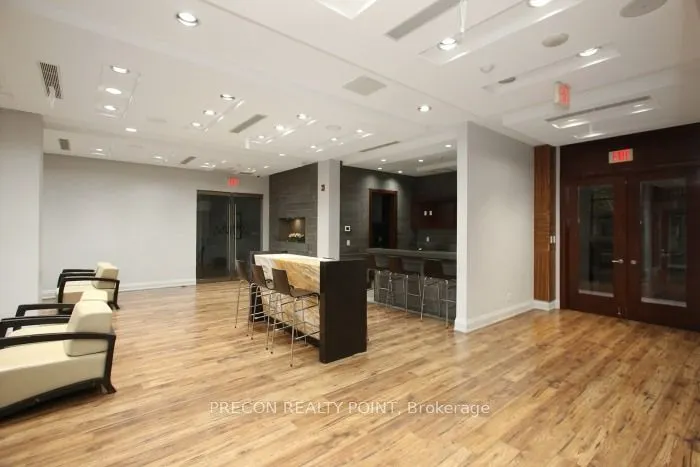 310 Burnhamthorpe Road W, #PH01
