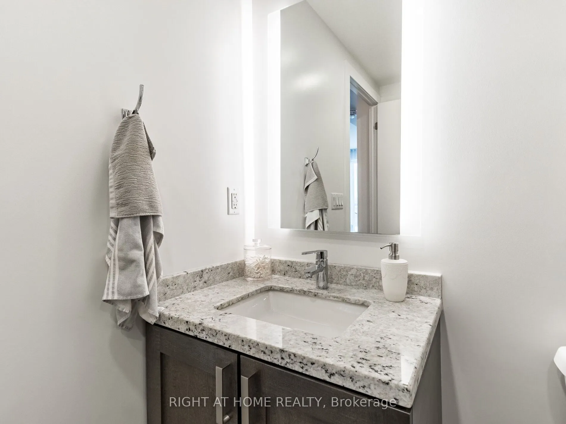 5220 Dundas Street, #D620