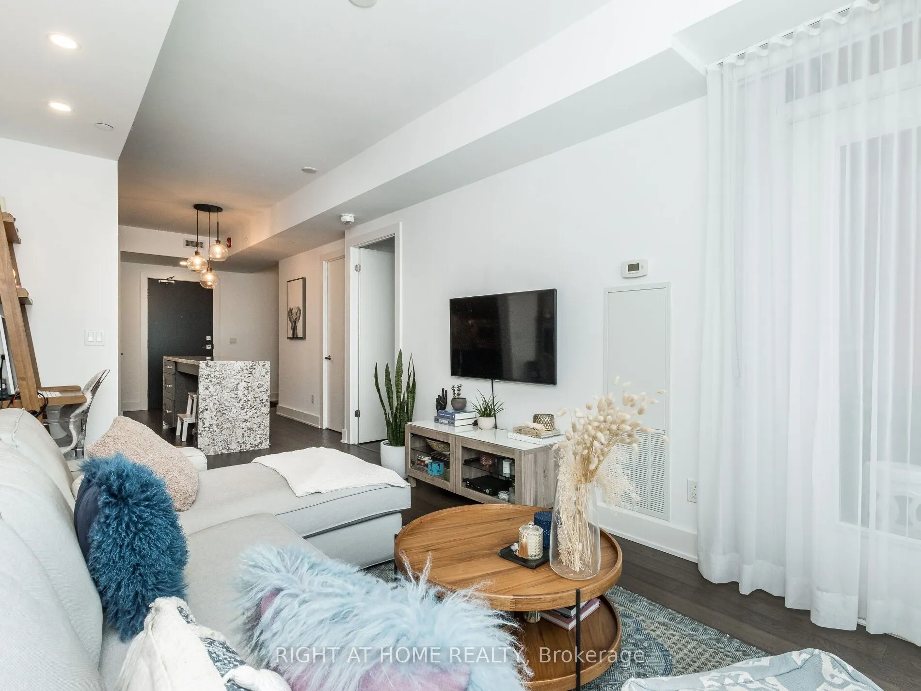5220 Dundas Street, #D620