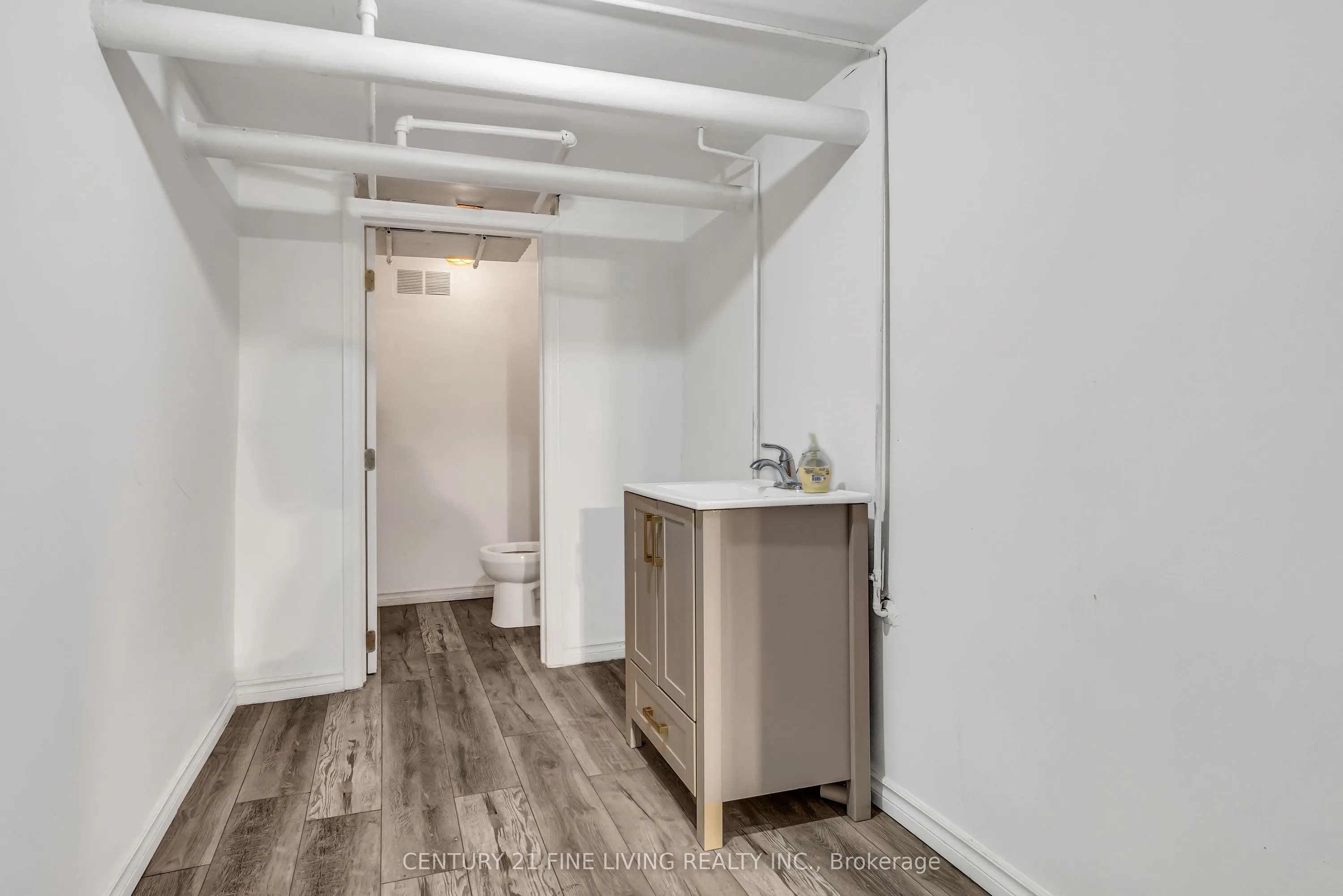 2863 Lake shore Boulevard W, #Main