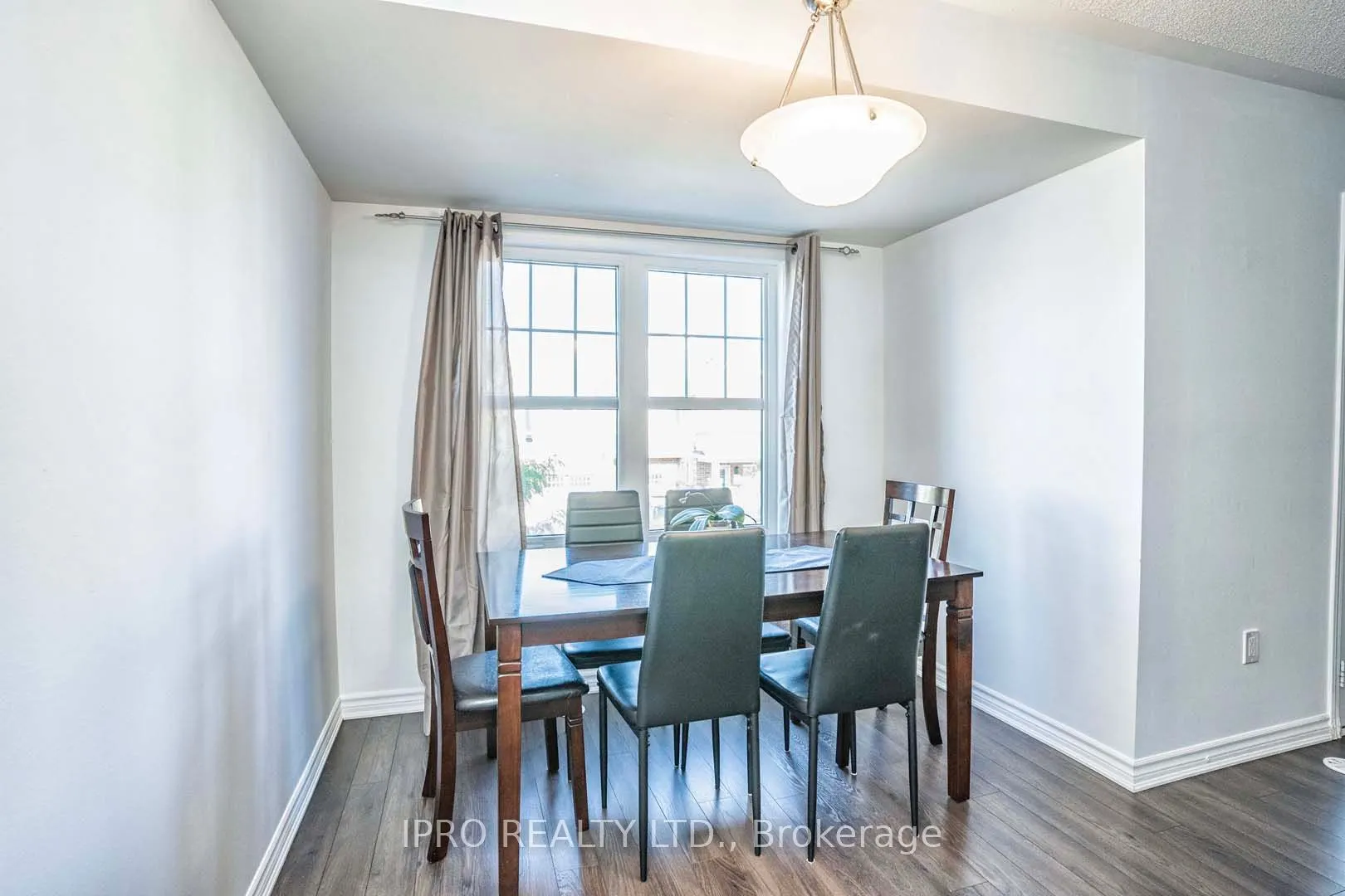 1541 Gainer Crescent