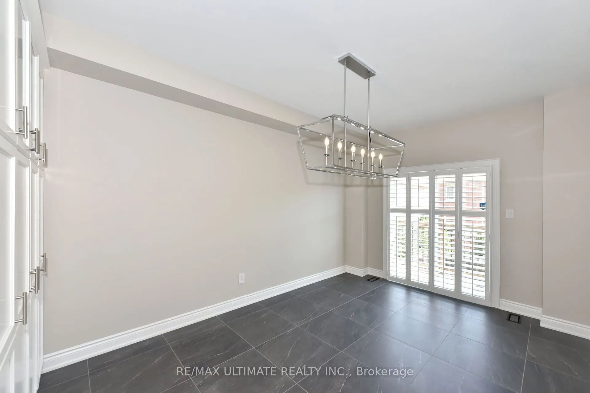 27 La Roche Avenue