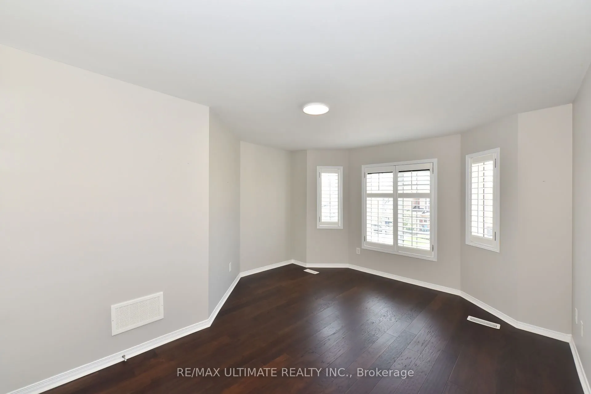 27 La Roche Avenue