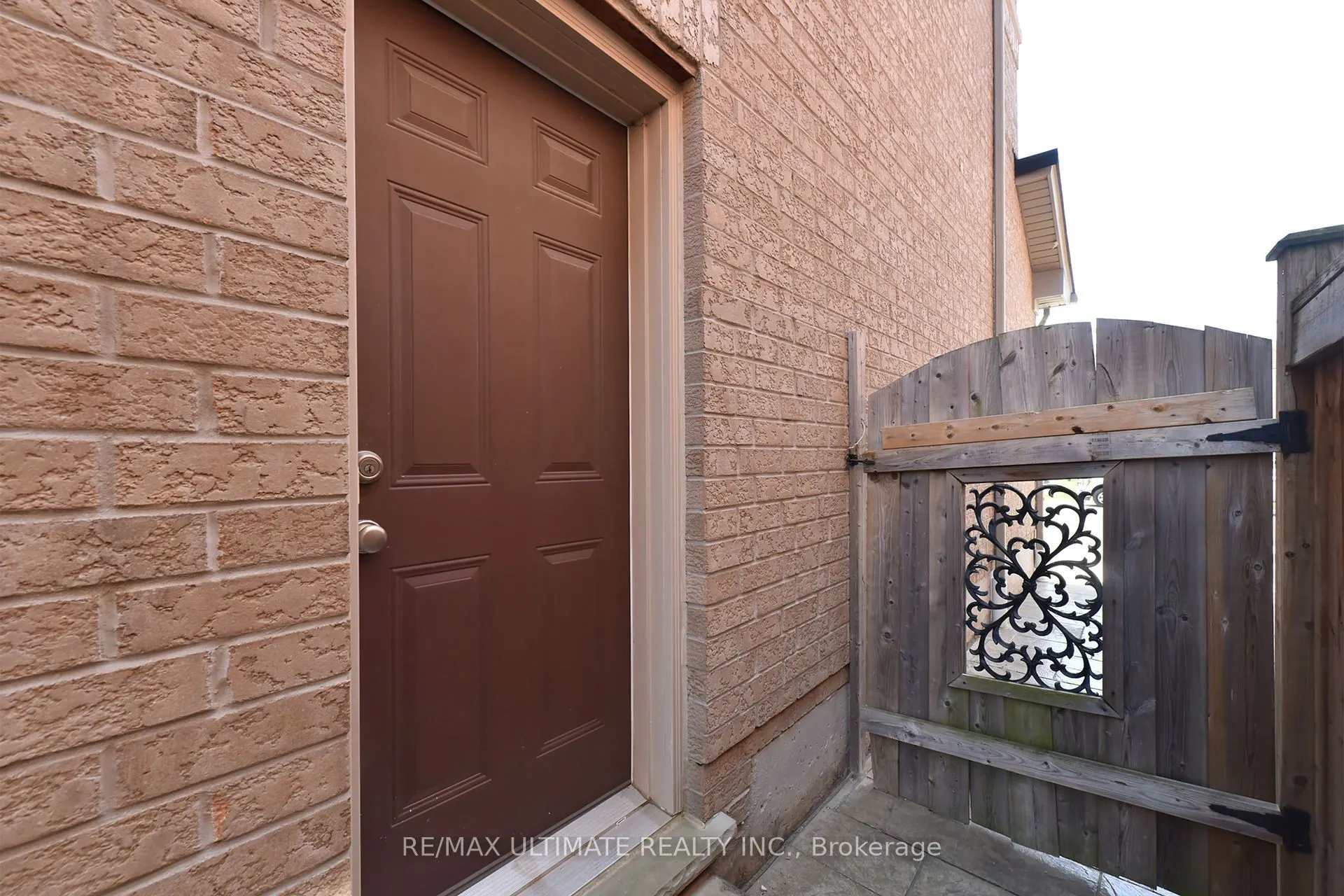 27 La Roche Avenue