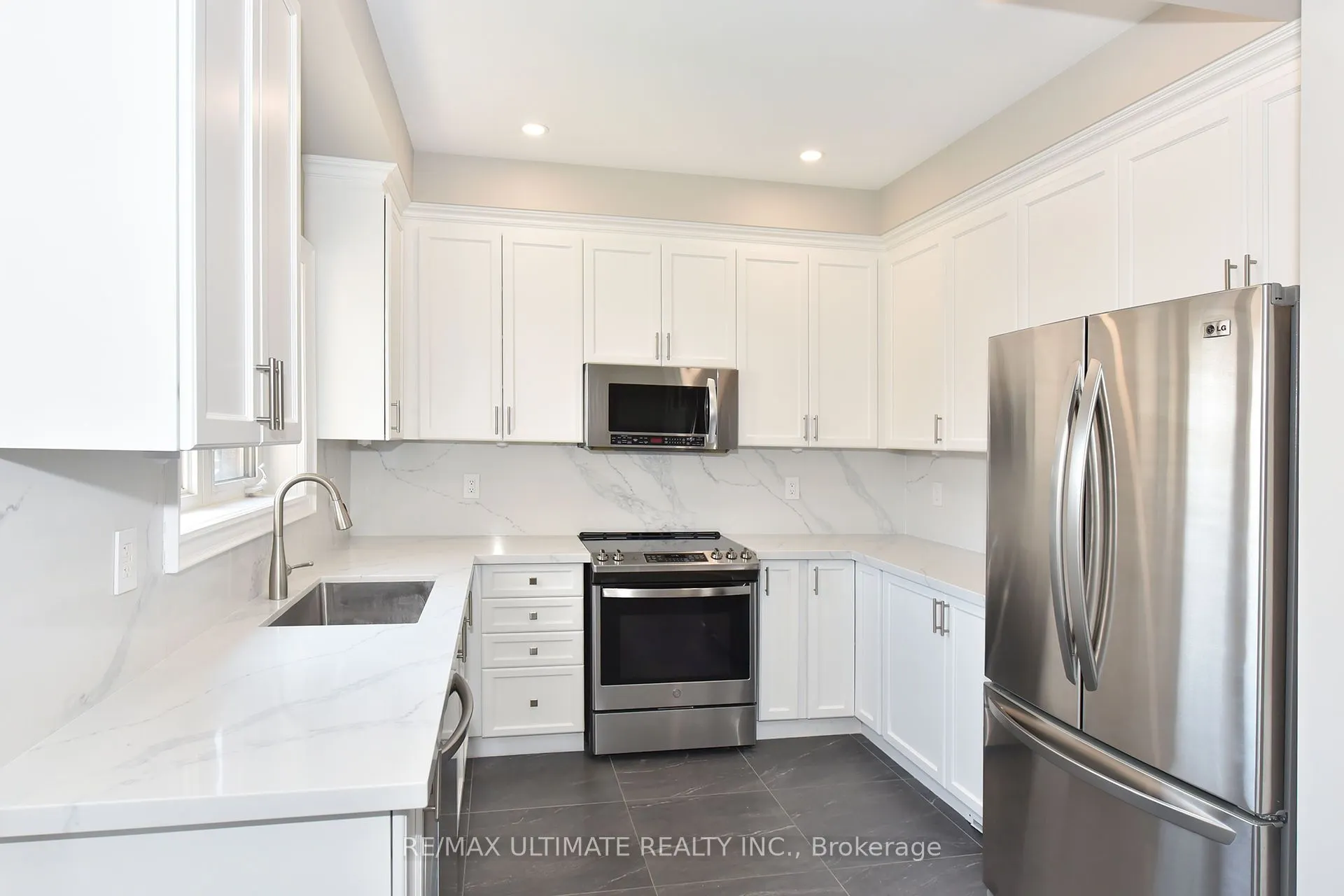27 La Roche Avenue