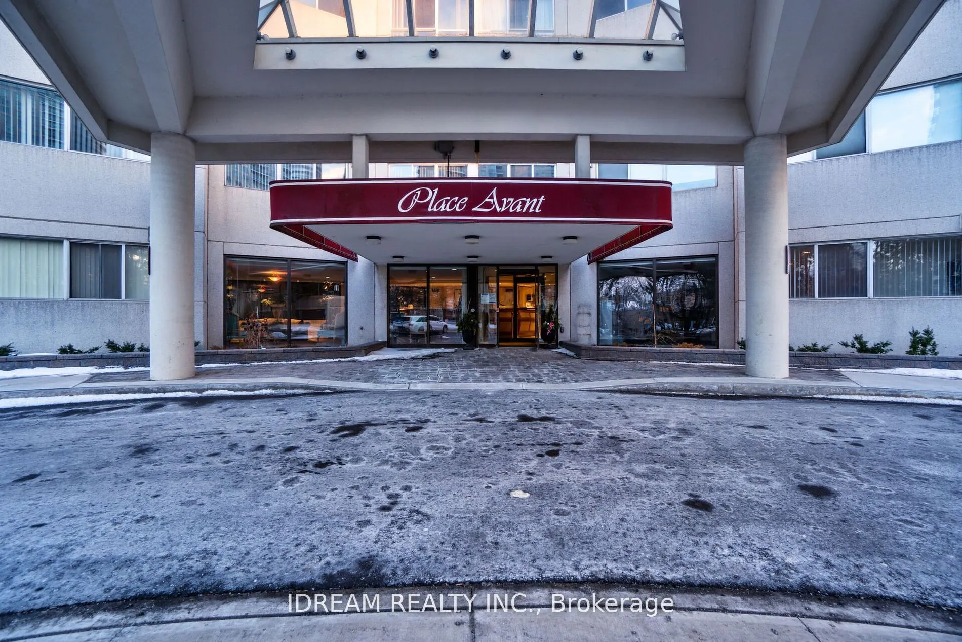 3700 Kaneff Crescent, #211