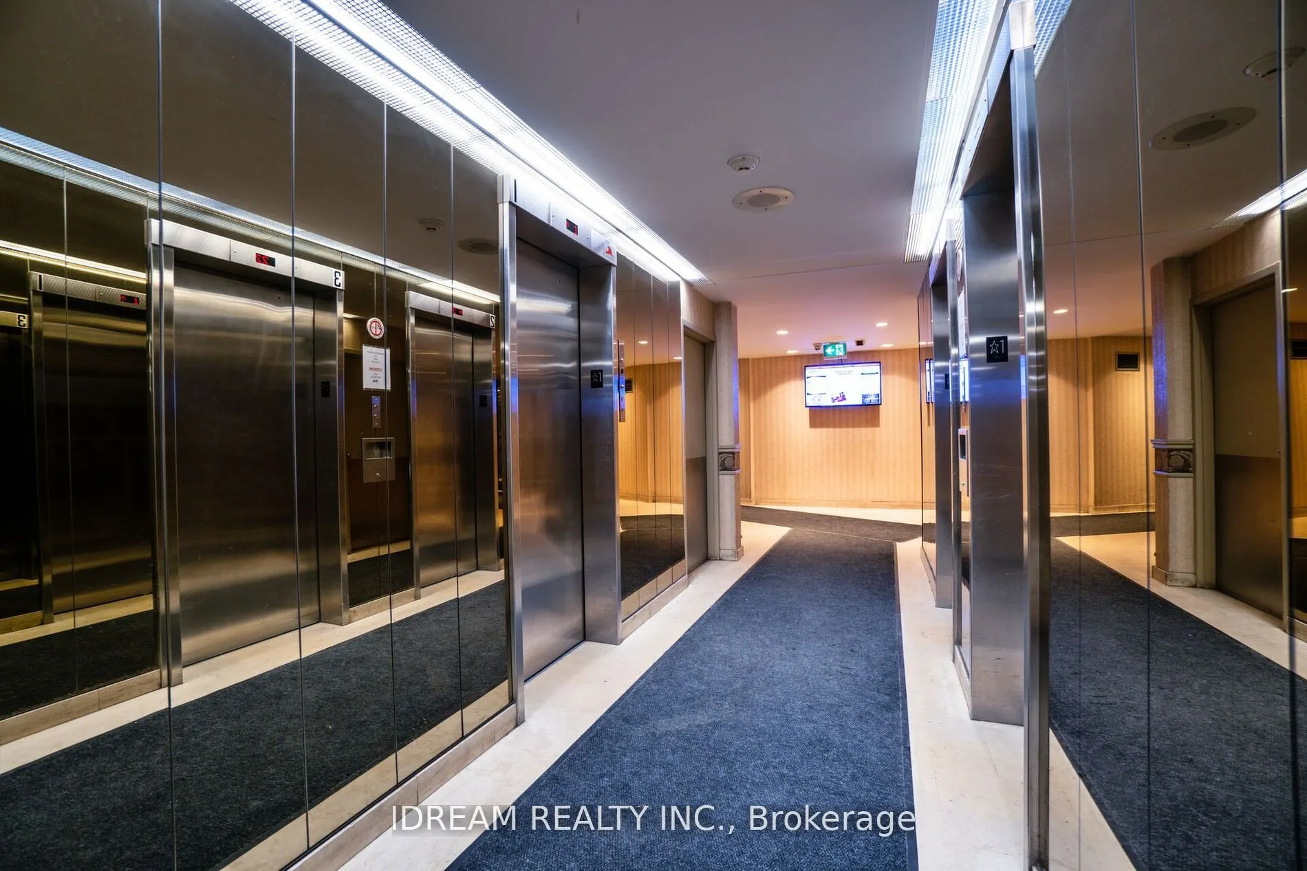 3700 Kaneff Crescent, #211