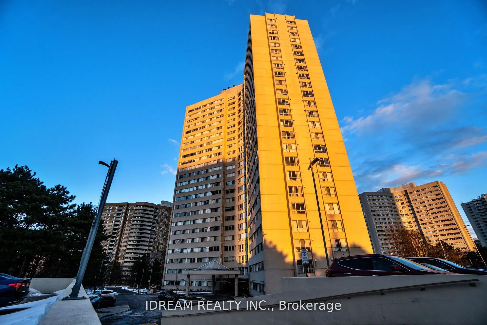 3700 Kaneff Crescent, #211