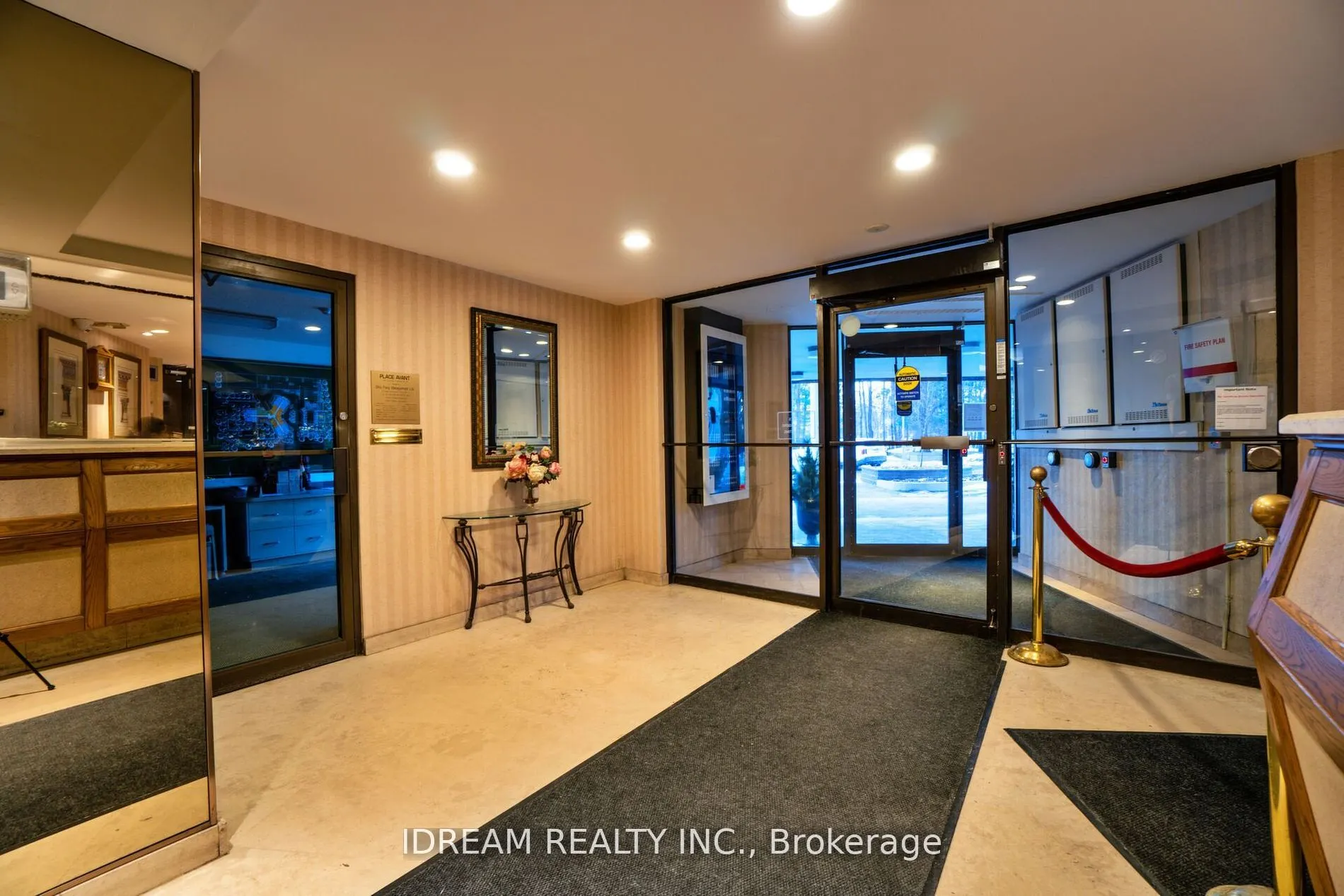 3700 Kaneff Crescent, #211