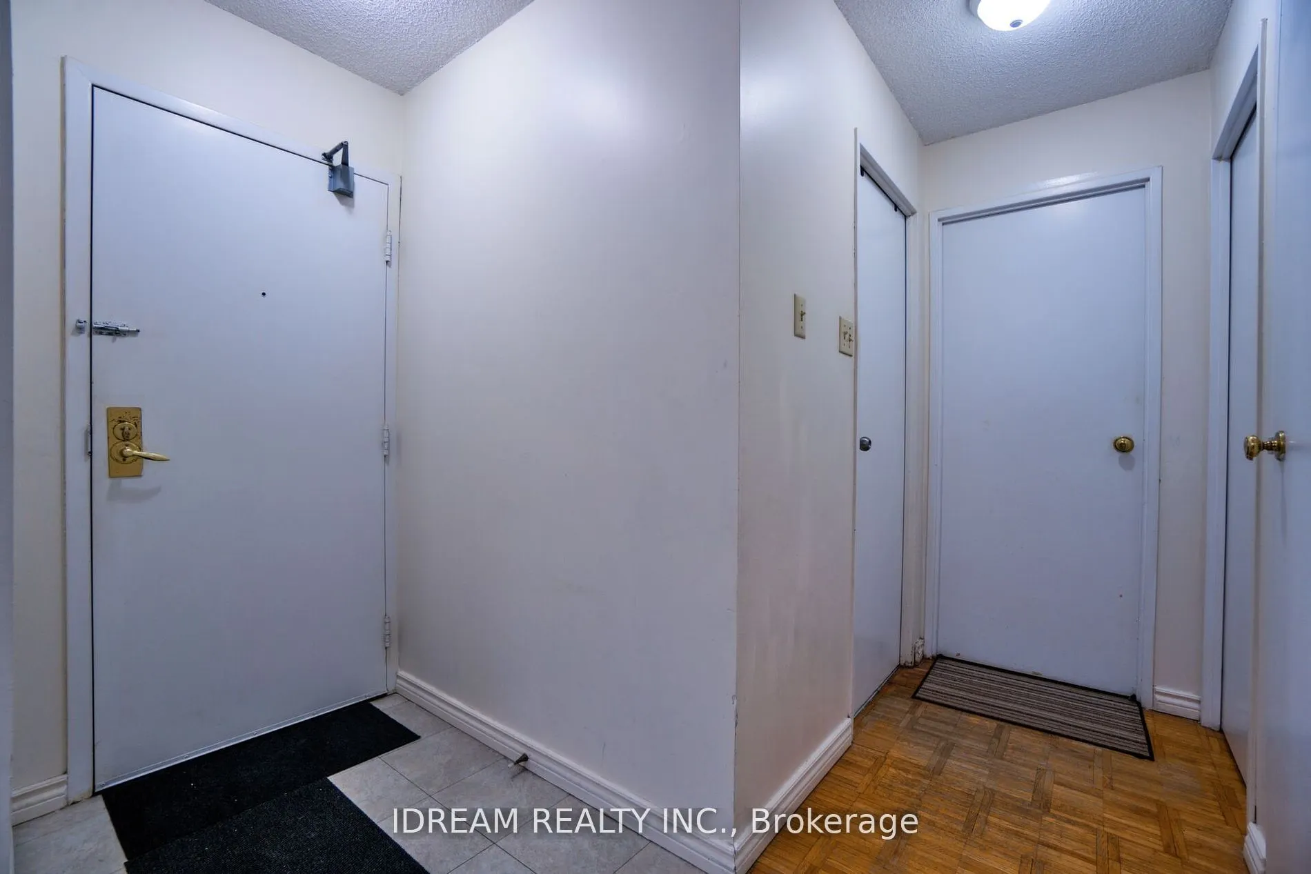 3700 Kaneff Crescent, #211