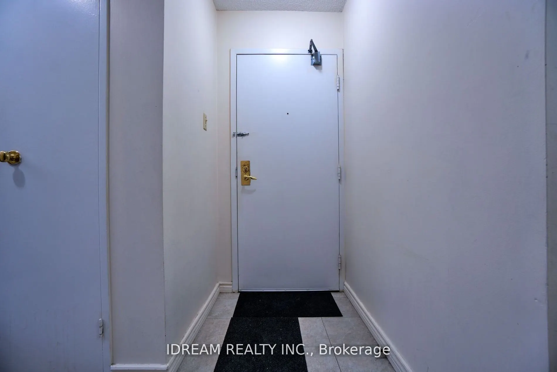 3700 Kaneff Crescent, #211