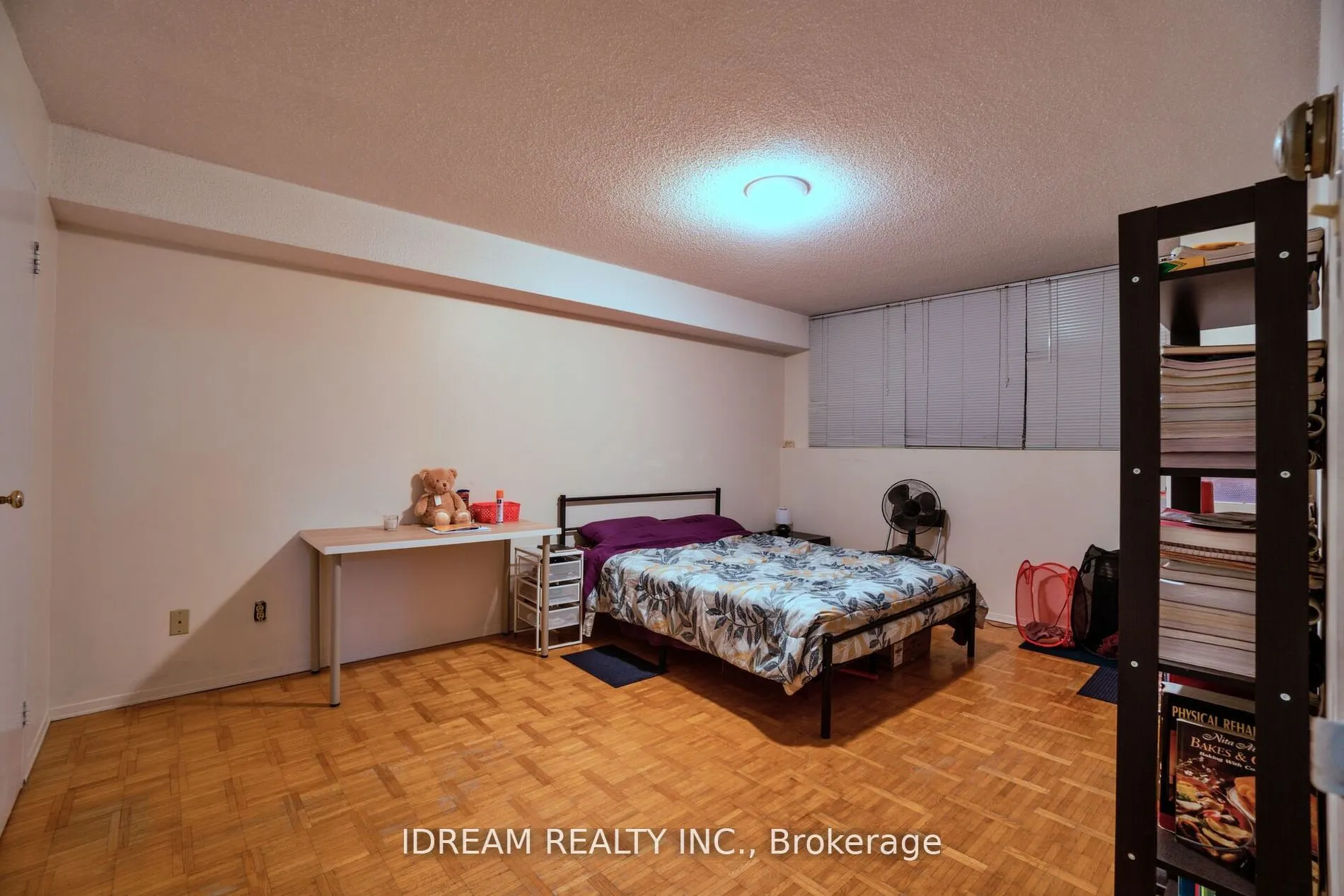 3700 Kaneff Crescent, #211