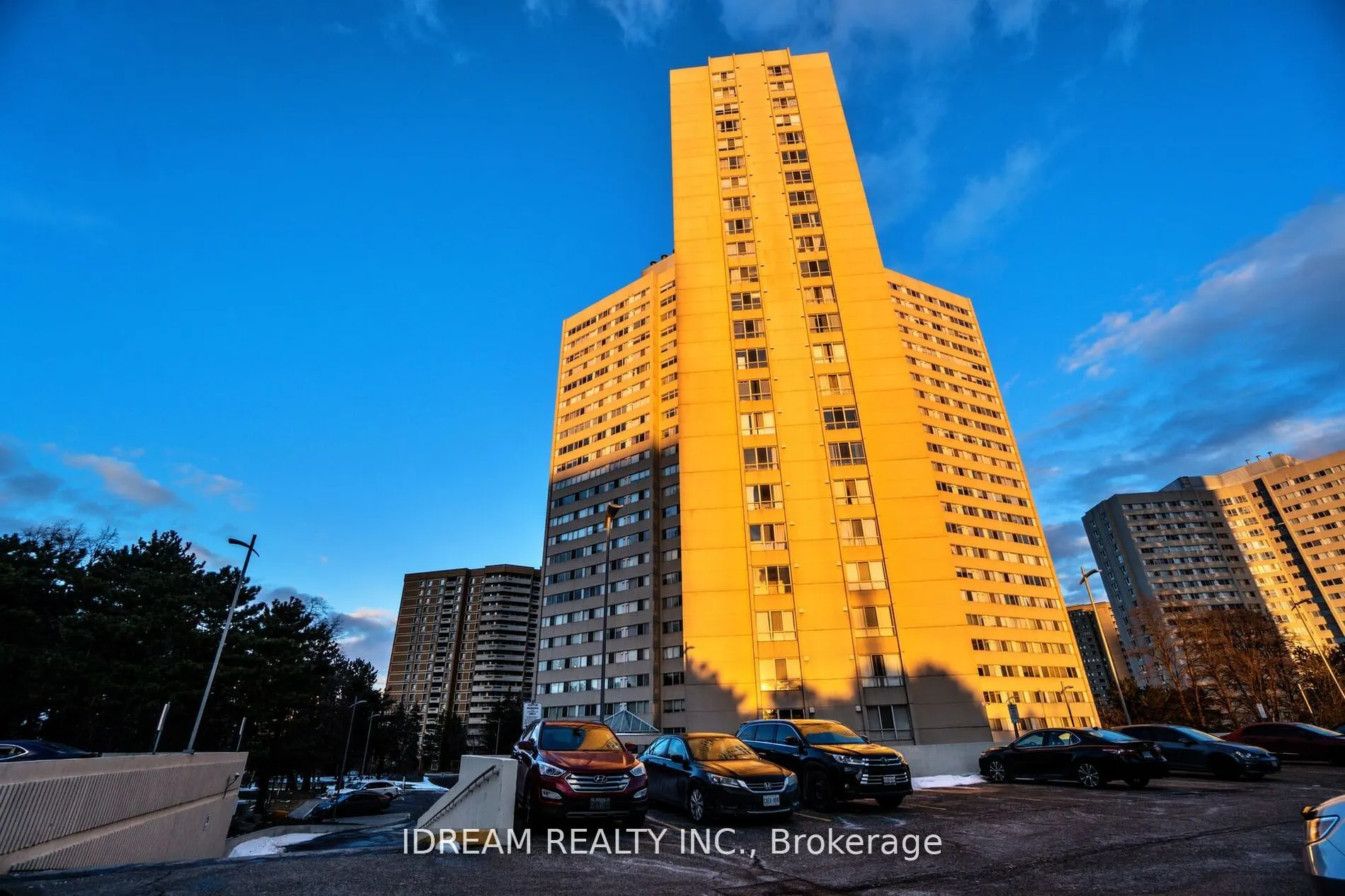 3700 Kaneff Crescent, #211