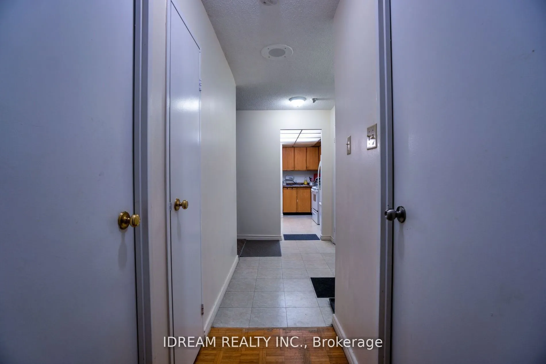 3700 Kaneff Crescent, #211