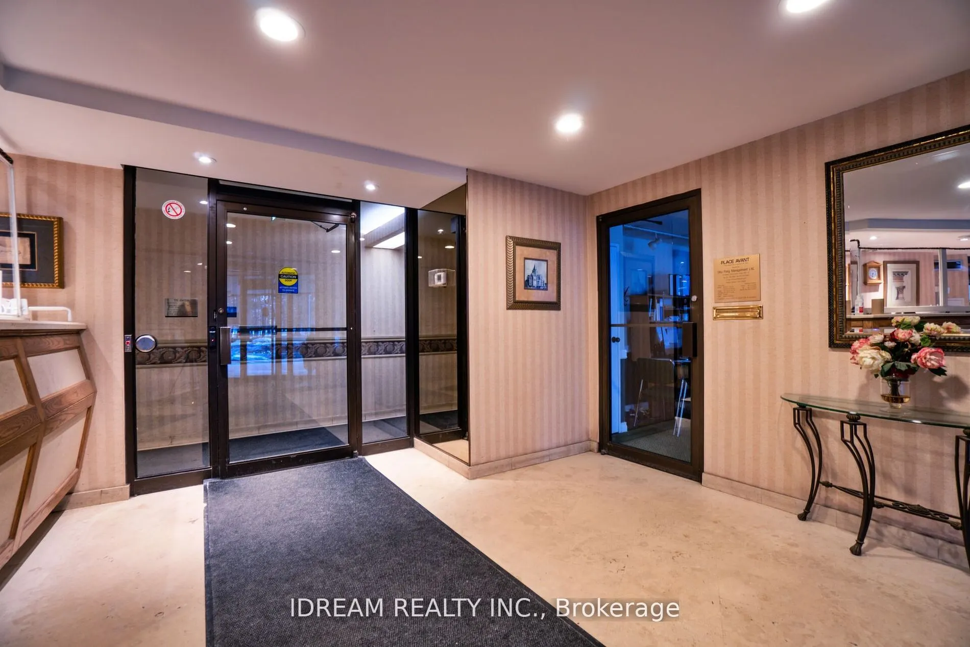 3700 Kaneff Crescent, #211