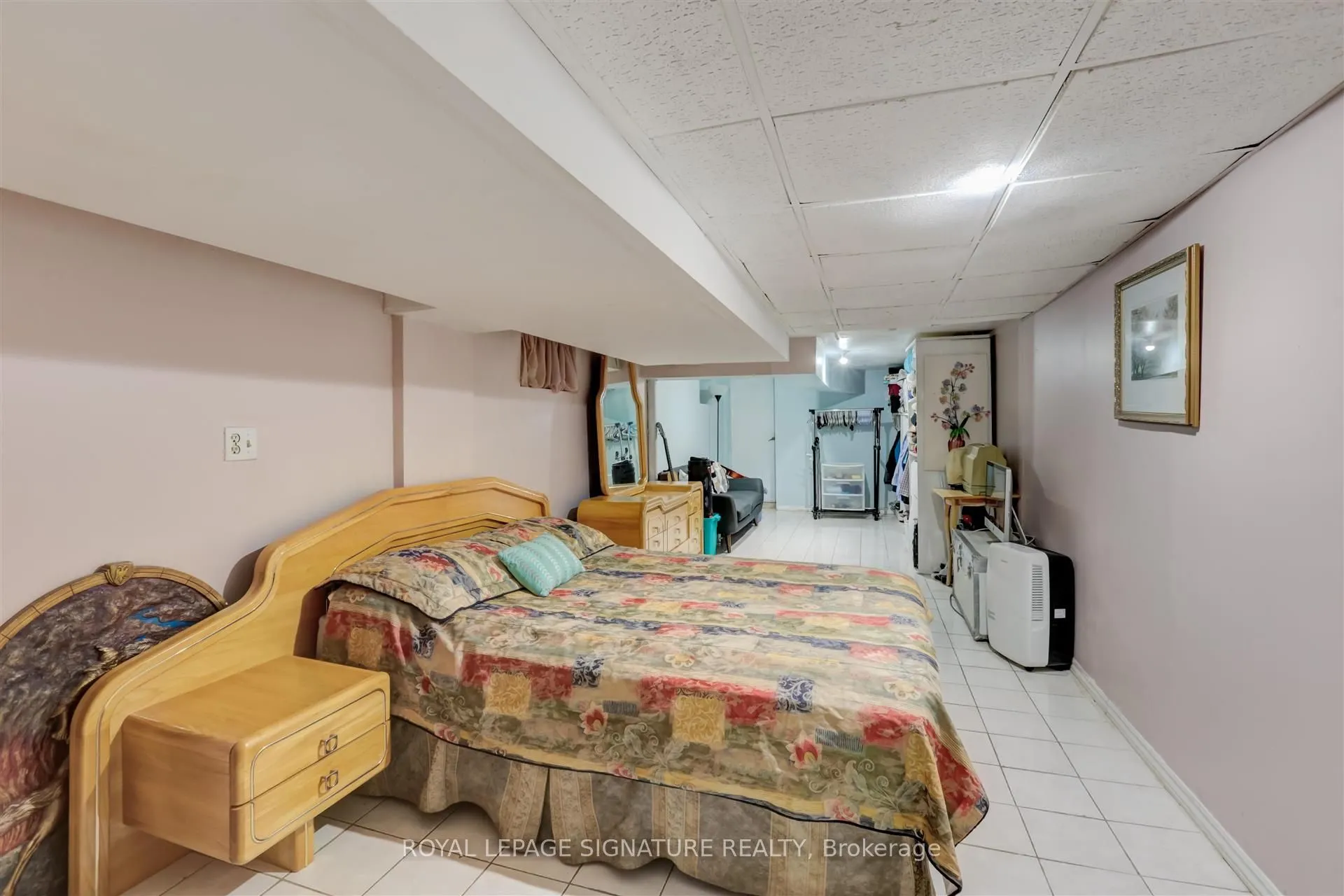 3142 Dundas Street W