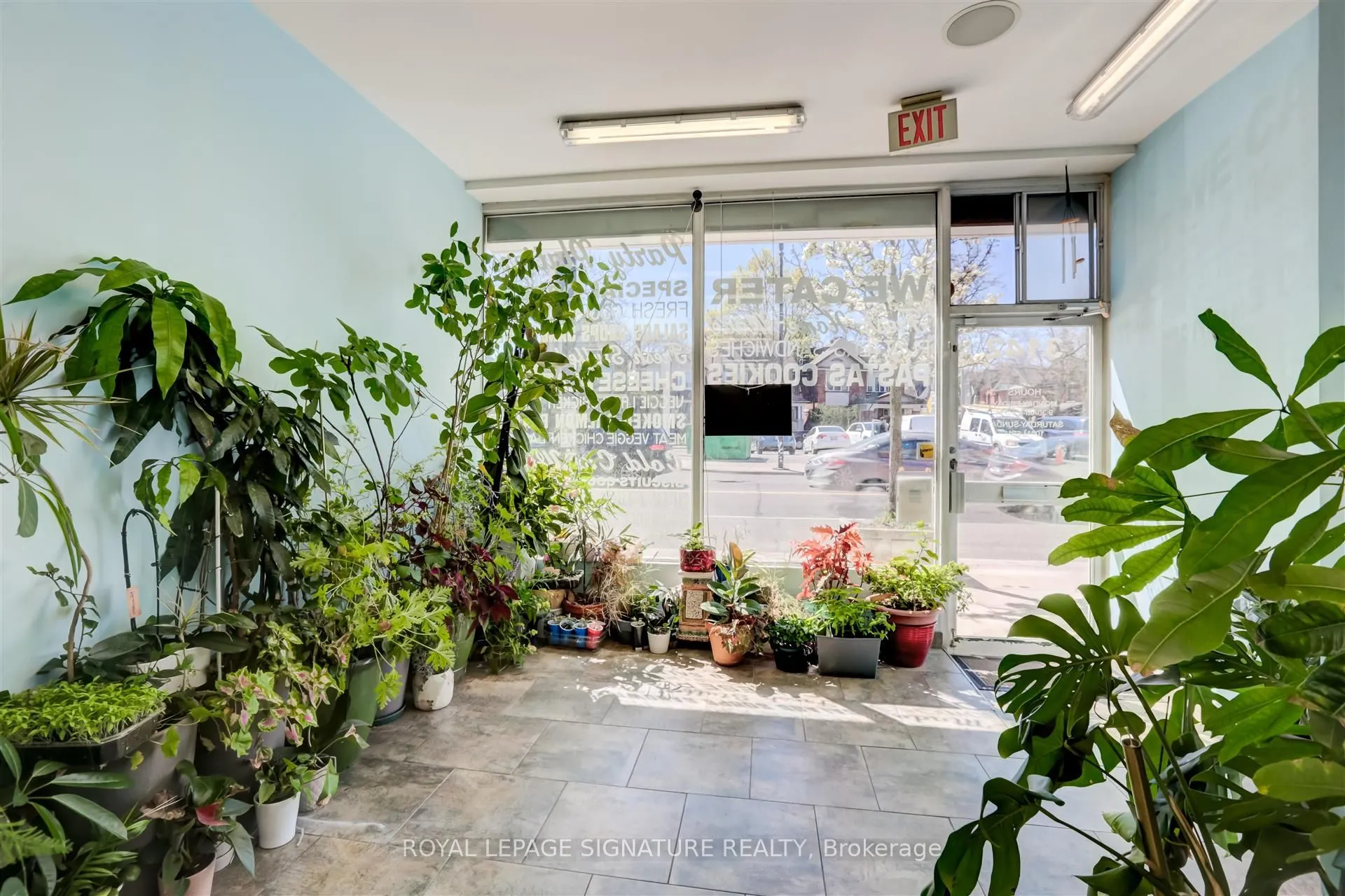 3142 Dundas Street W