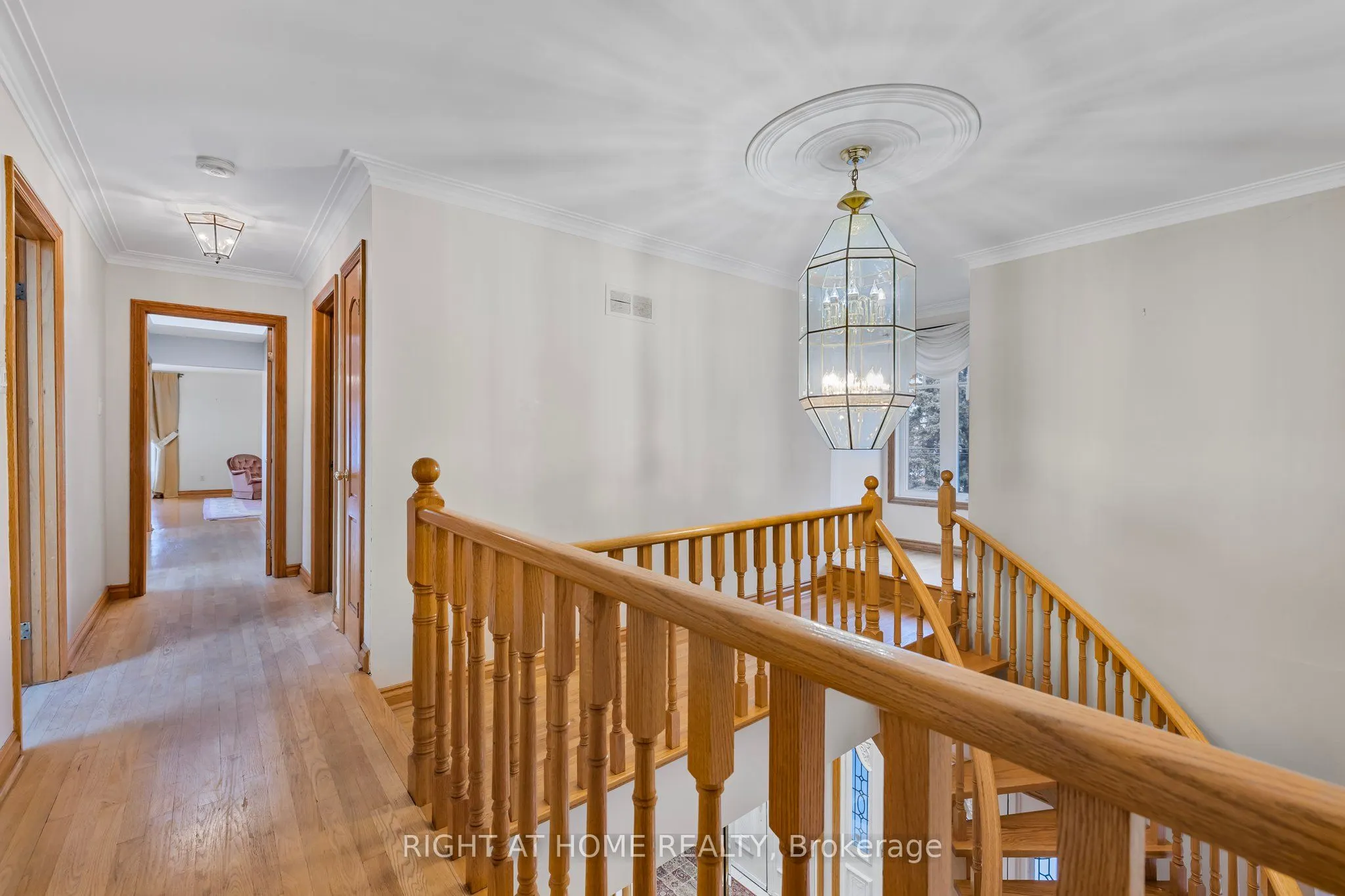 186 Royalavon Crescent