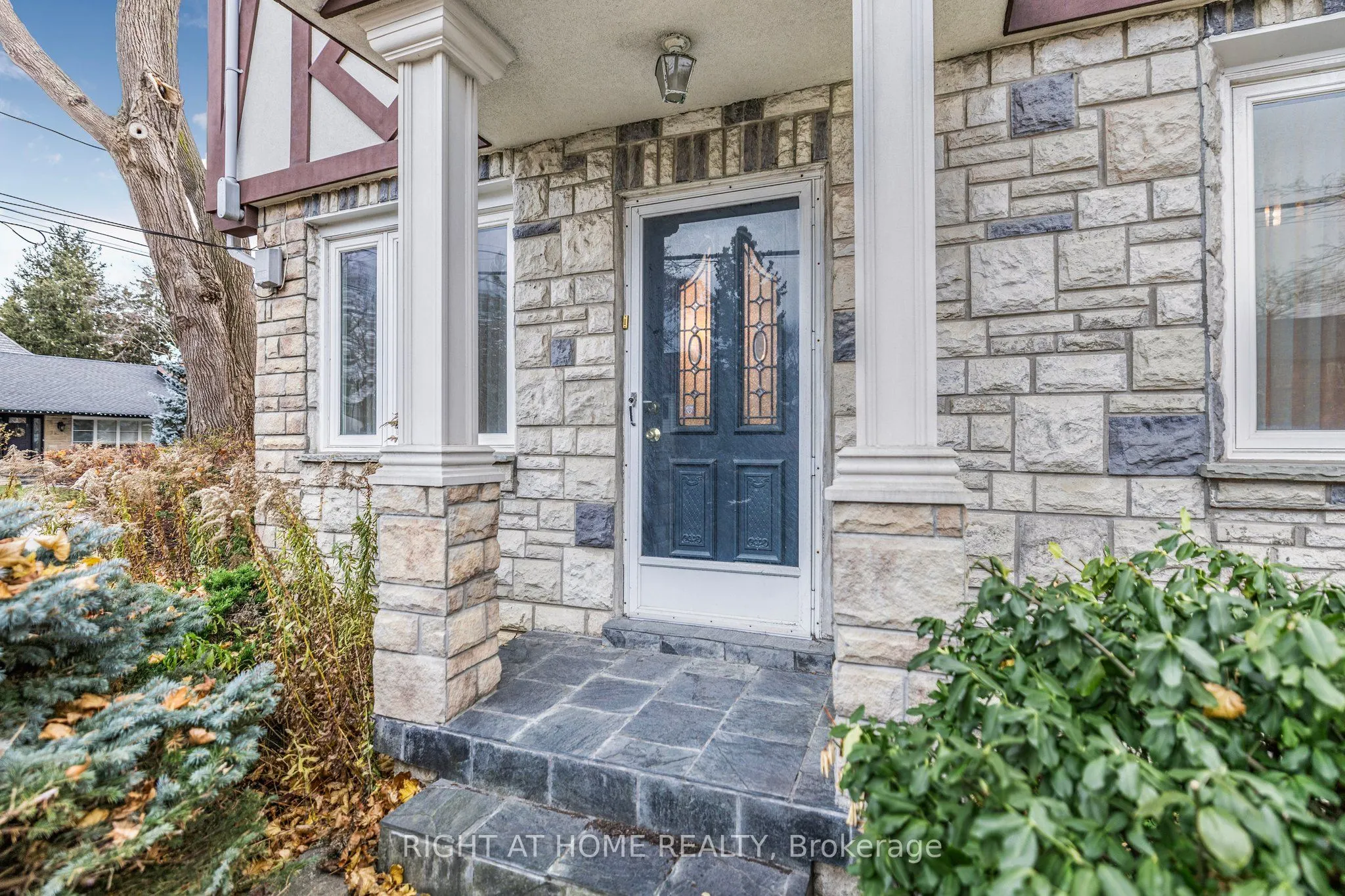 186 Royalavon Crescent