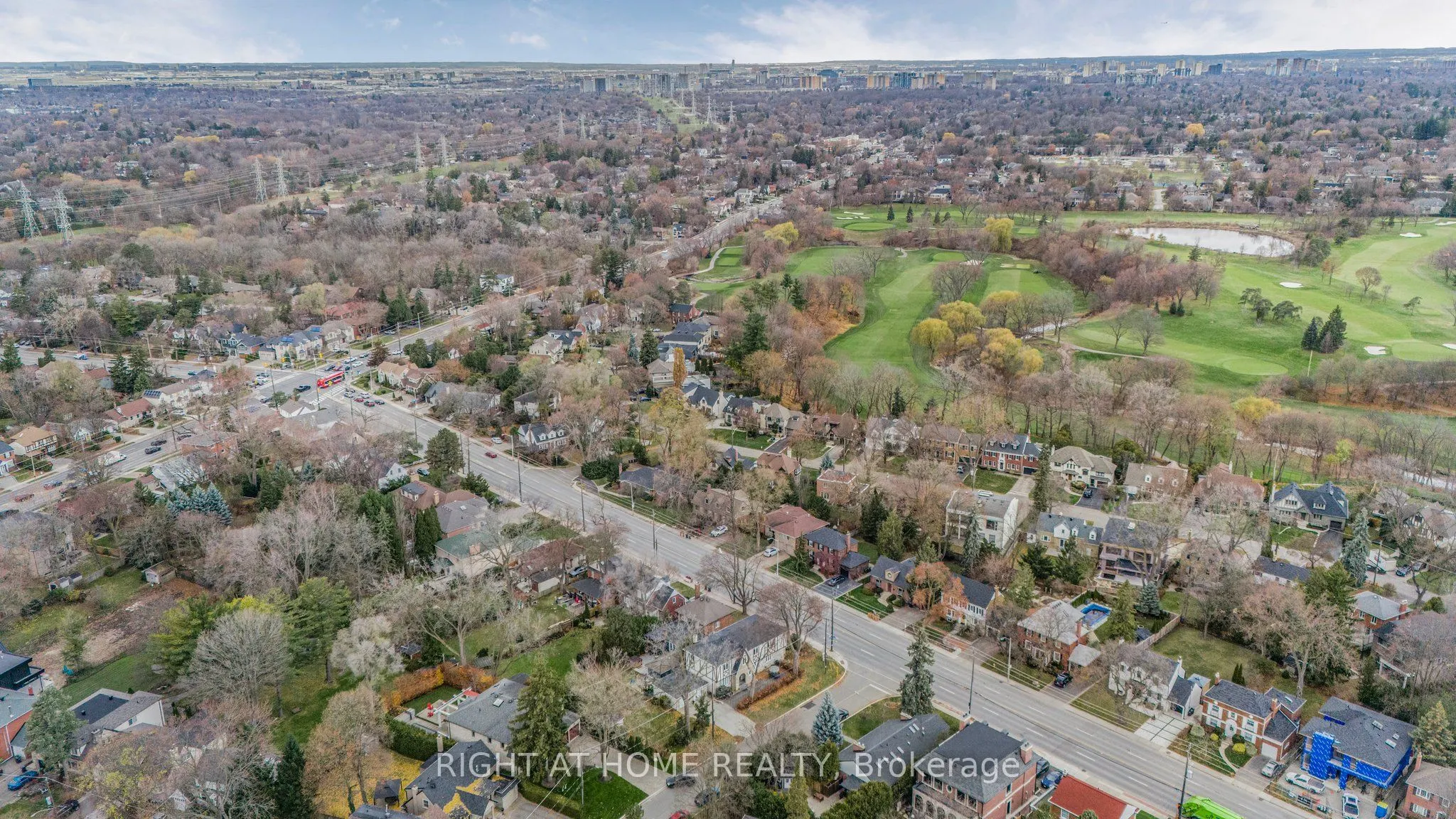 186 Royalavon Crescent