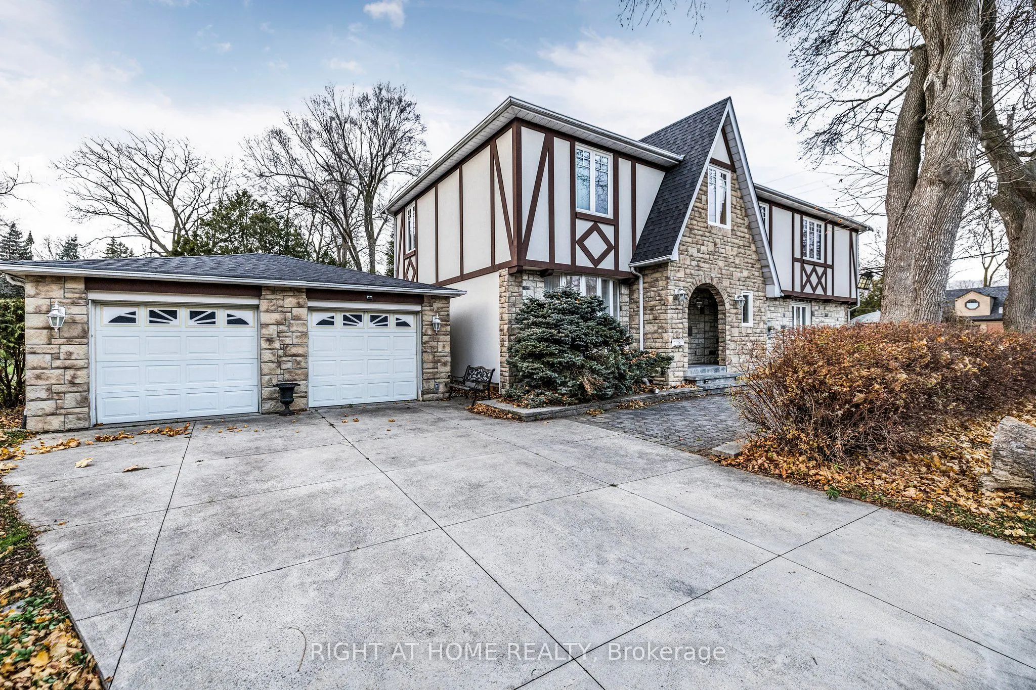 186 Royalavon Crescent