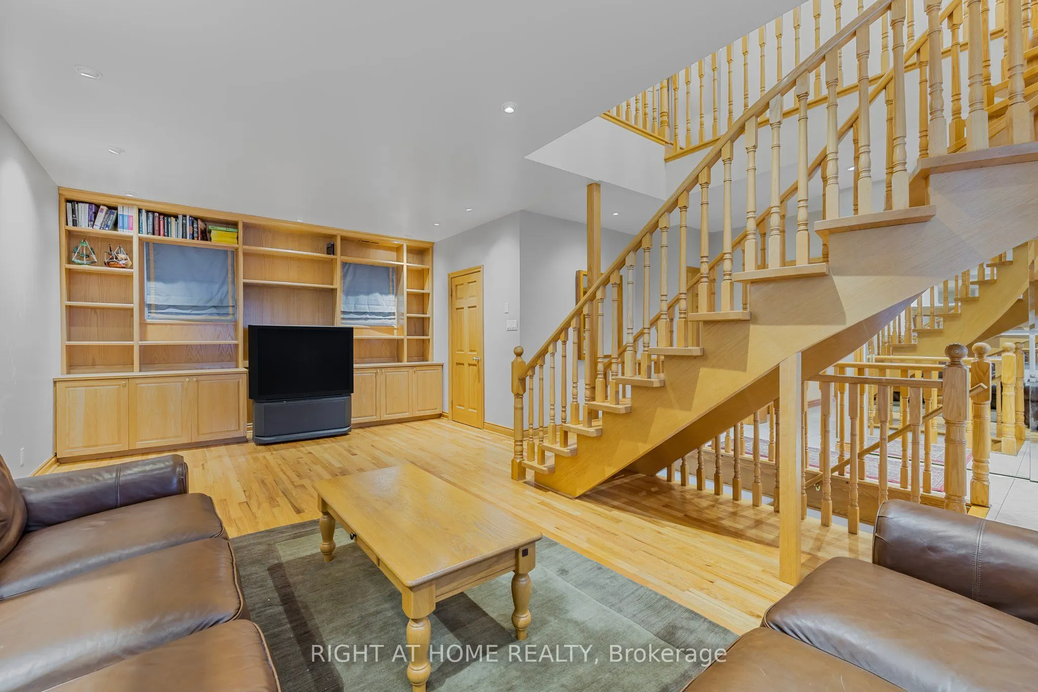 186 Royalavon Crescent