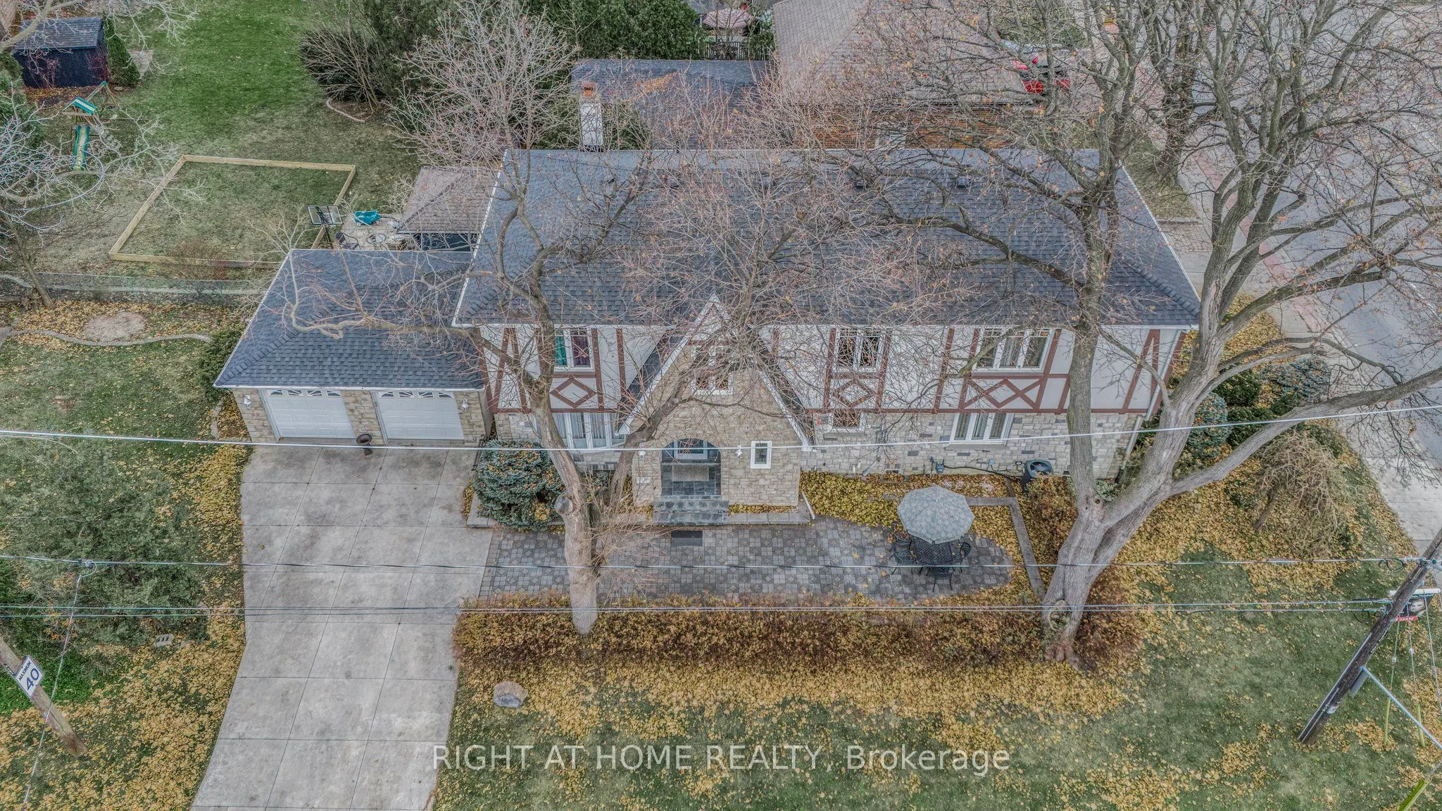 186 Royalavon Crescent