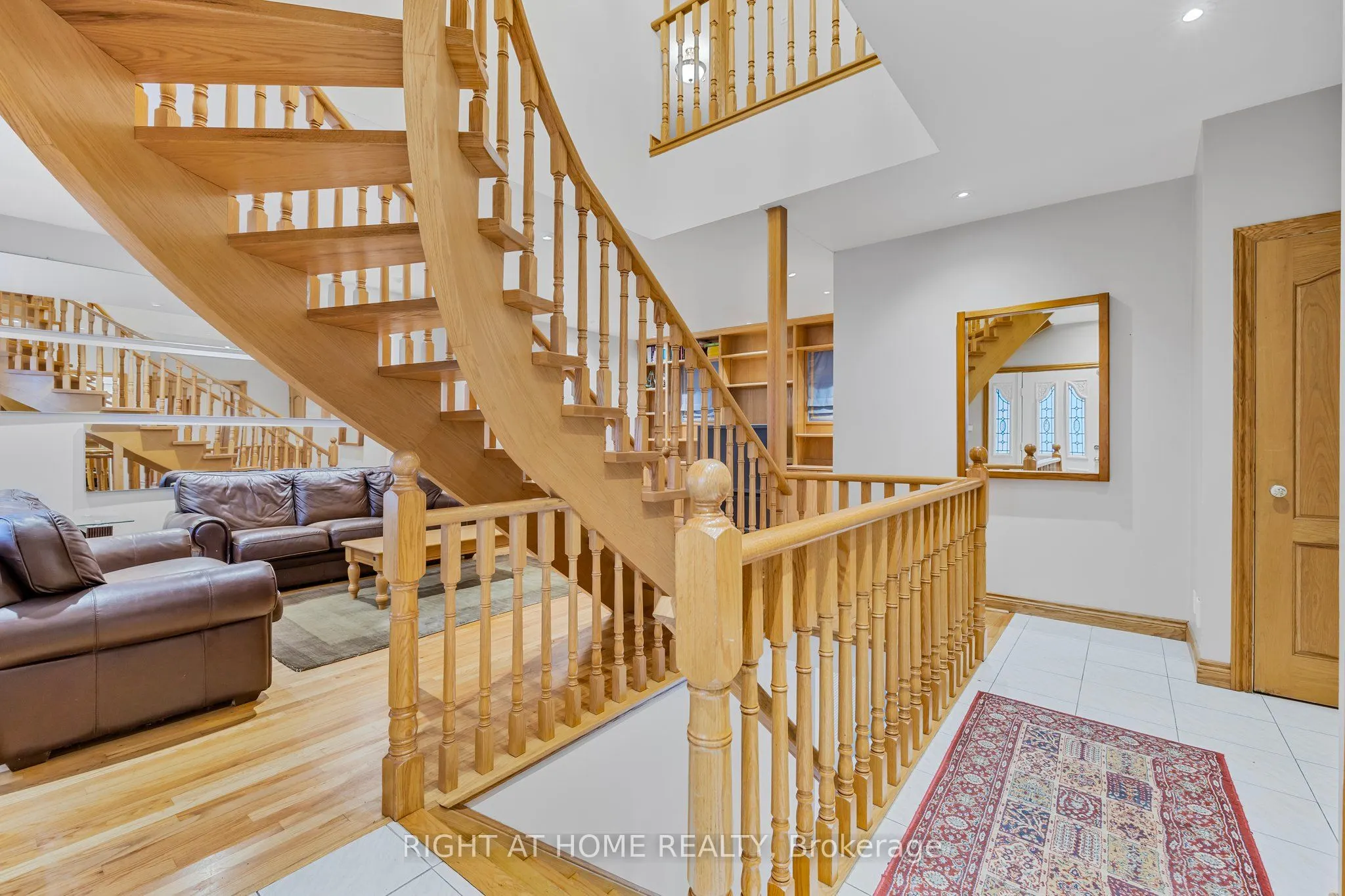 186 Royalavon Crescent