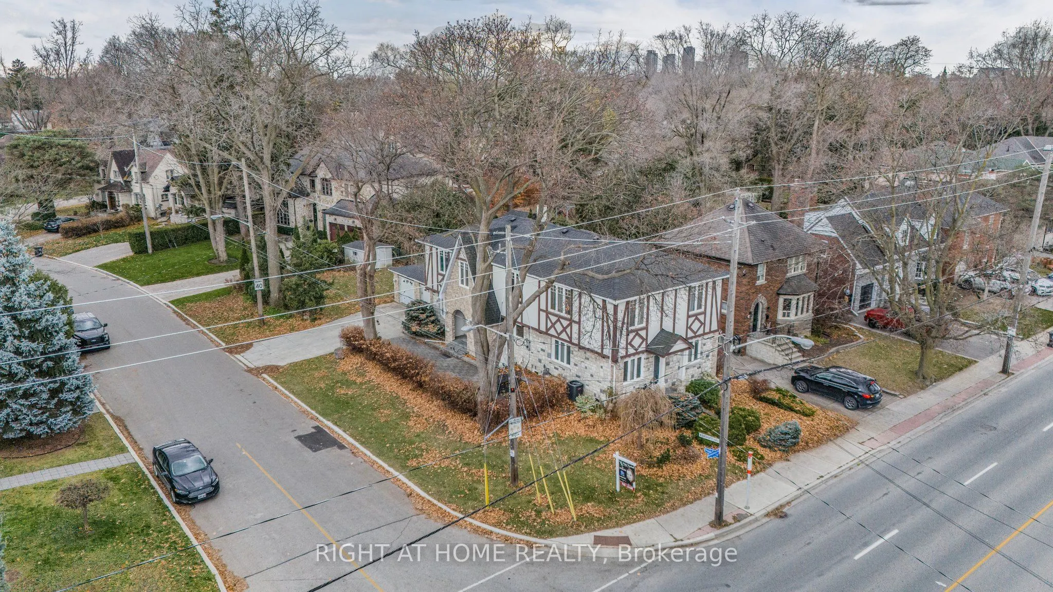 186 Royalavon Crescent