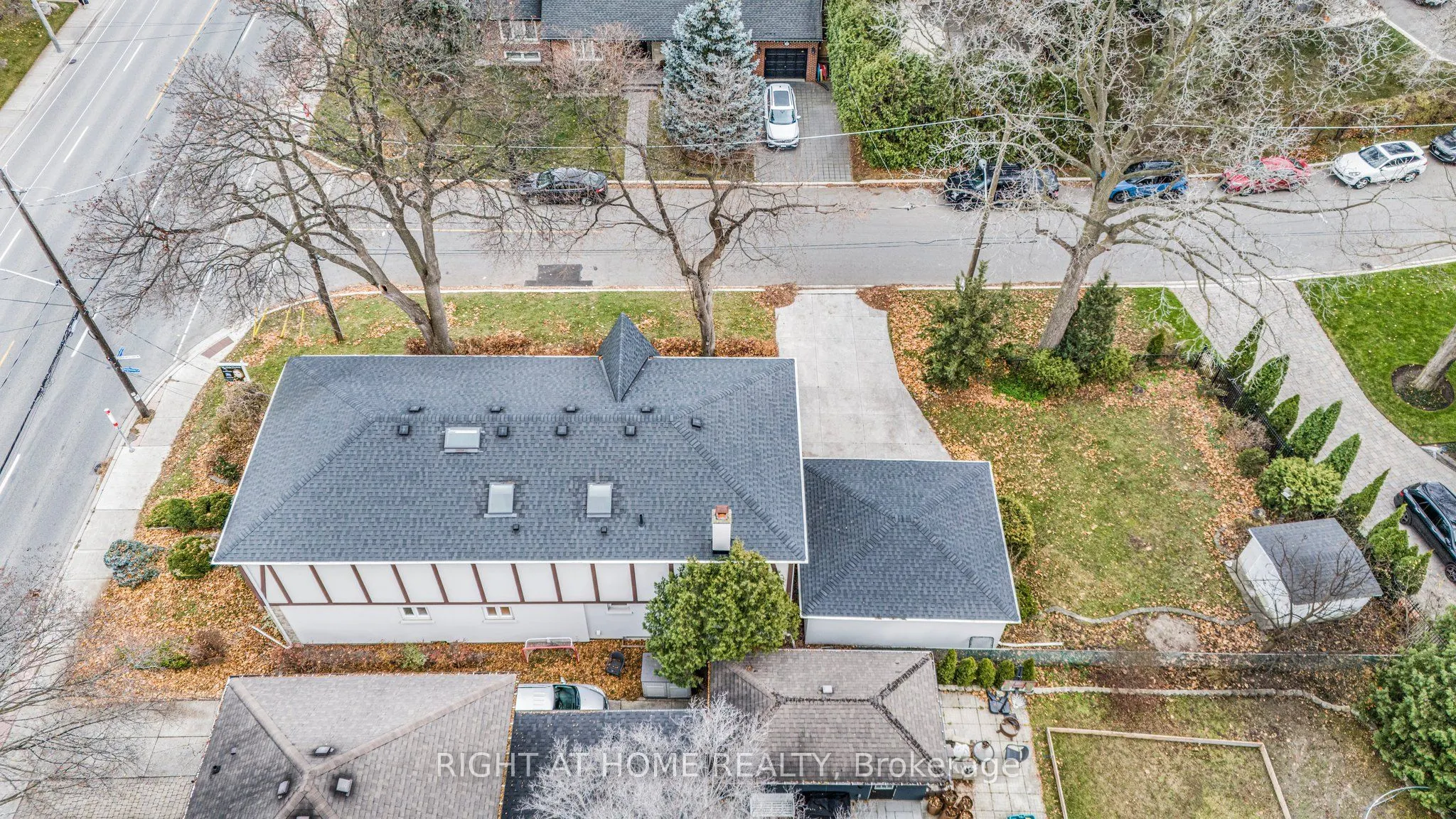 186 Royalavon Crescent