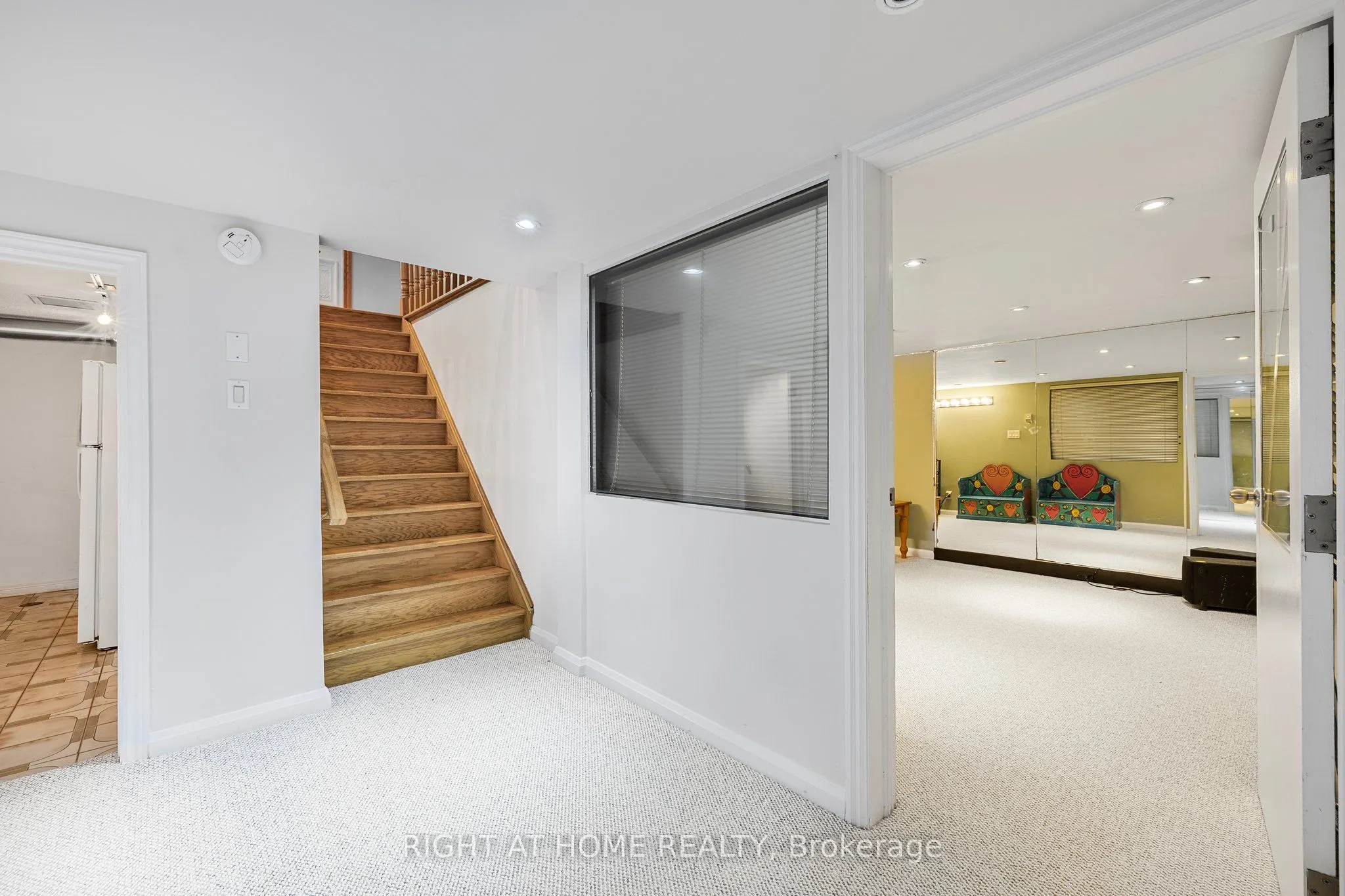 186 Royalavon Crescent