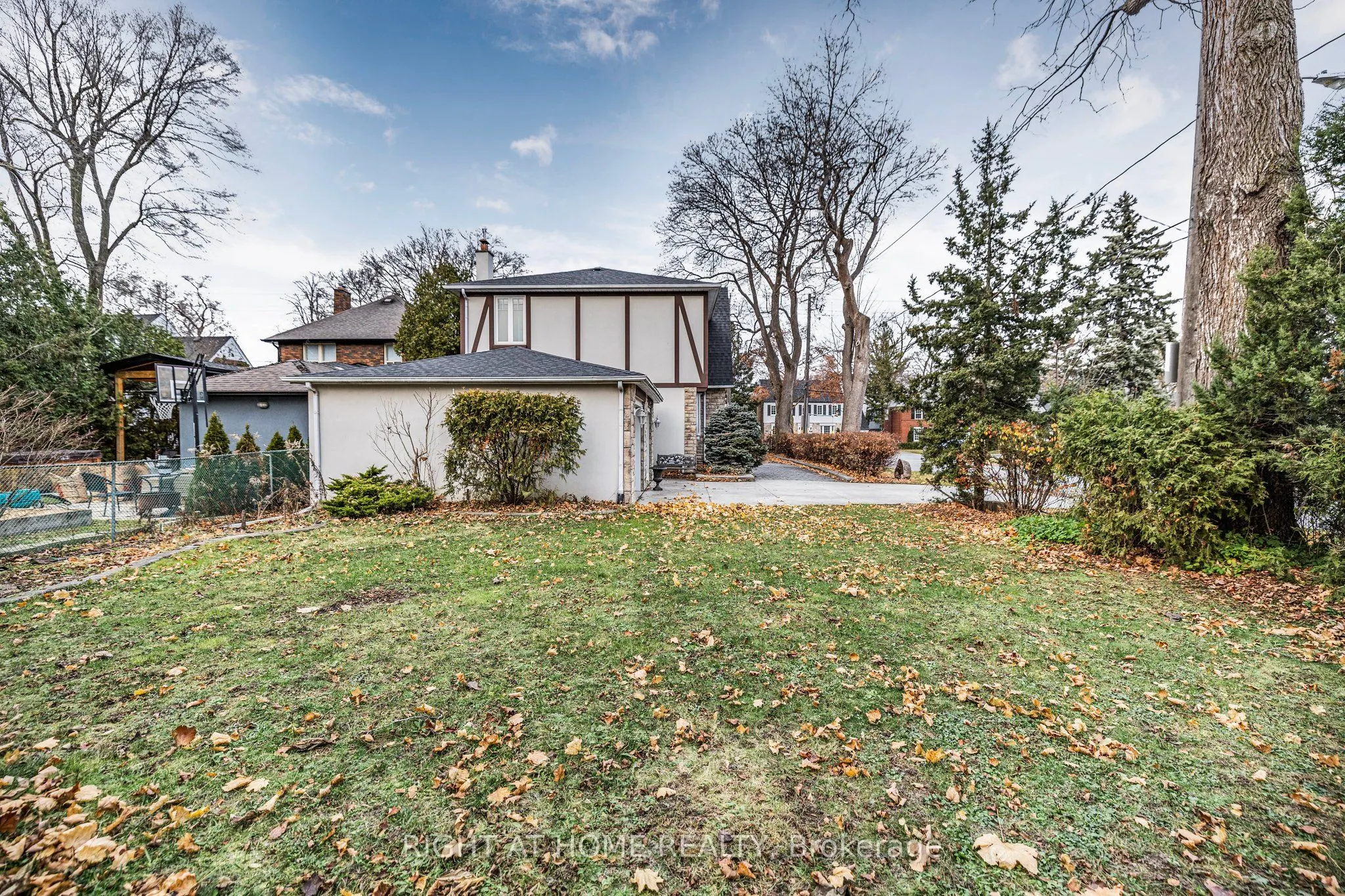 186 Royalavon Crescent
