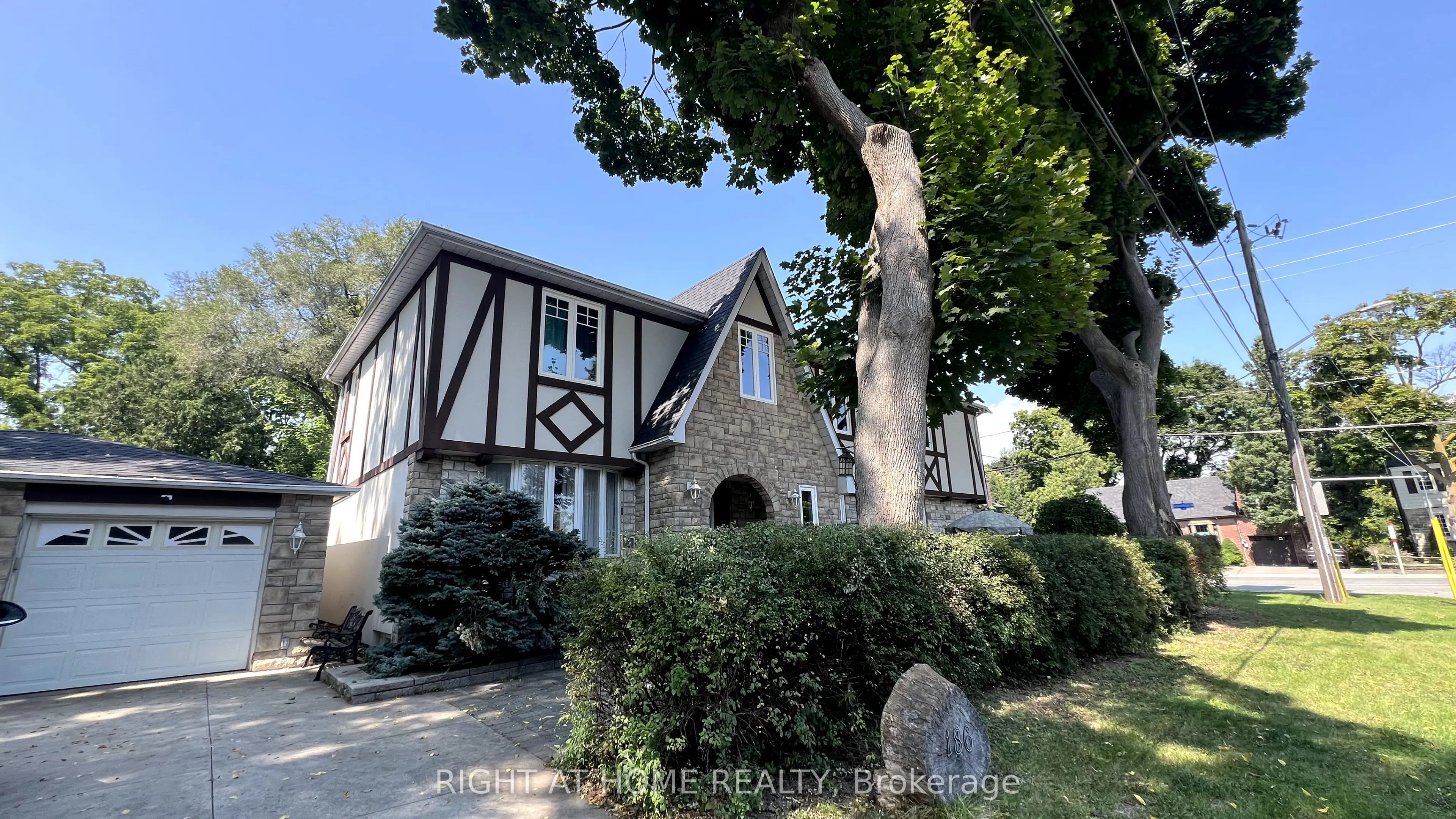 186 Royalavon Crescent