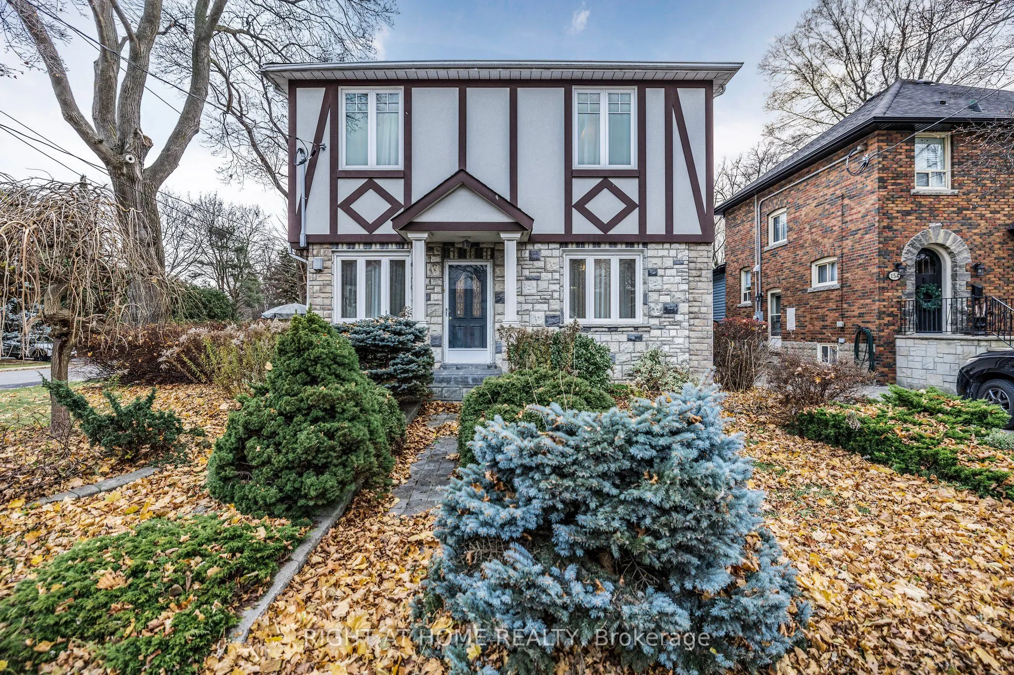 186 Royalavon Crescent