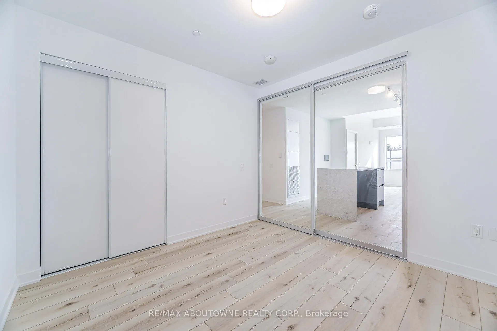 395 Dundas Street W, #105