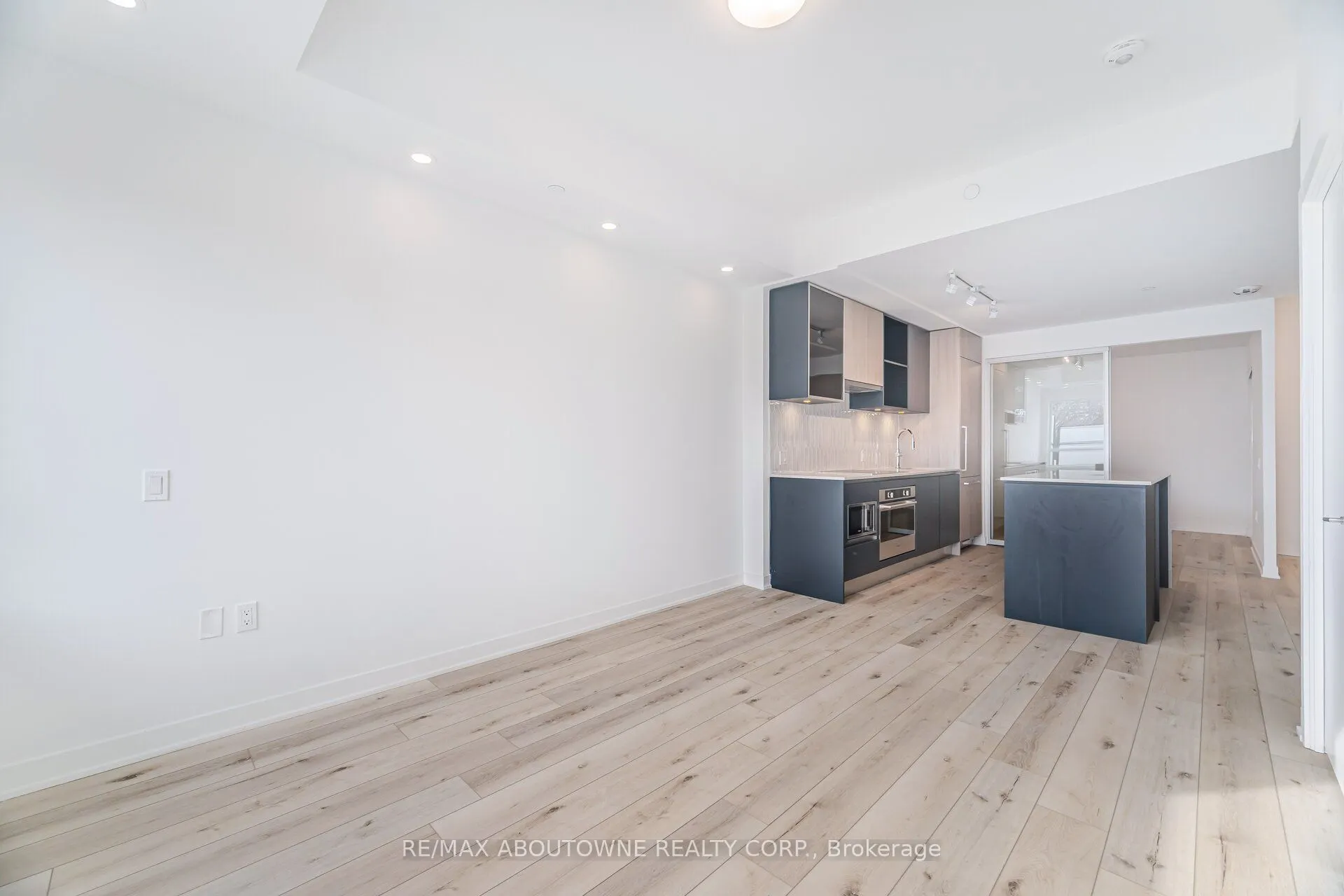395 Dundas Street W, #105