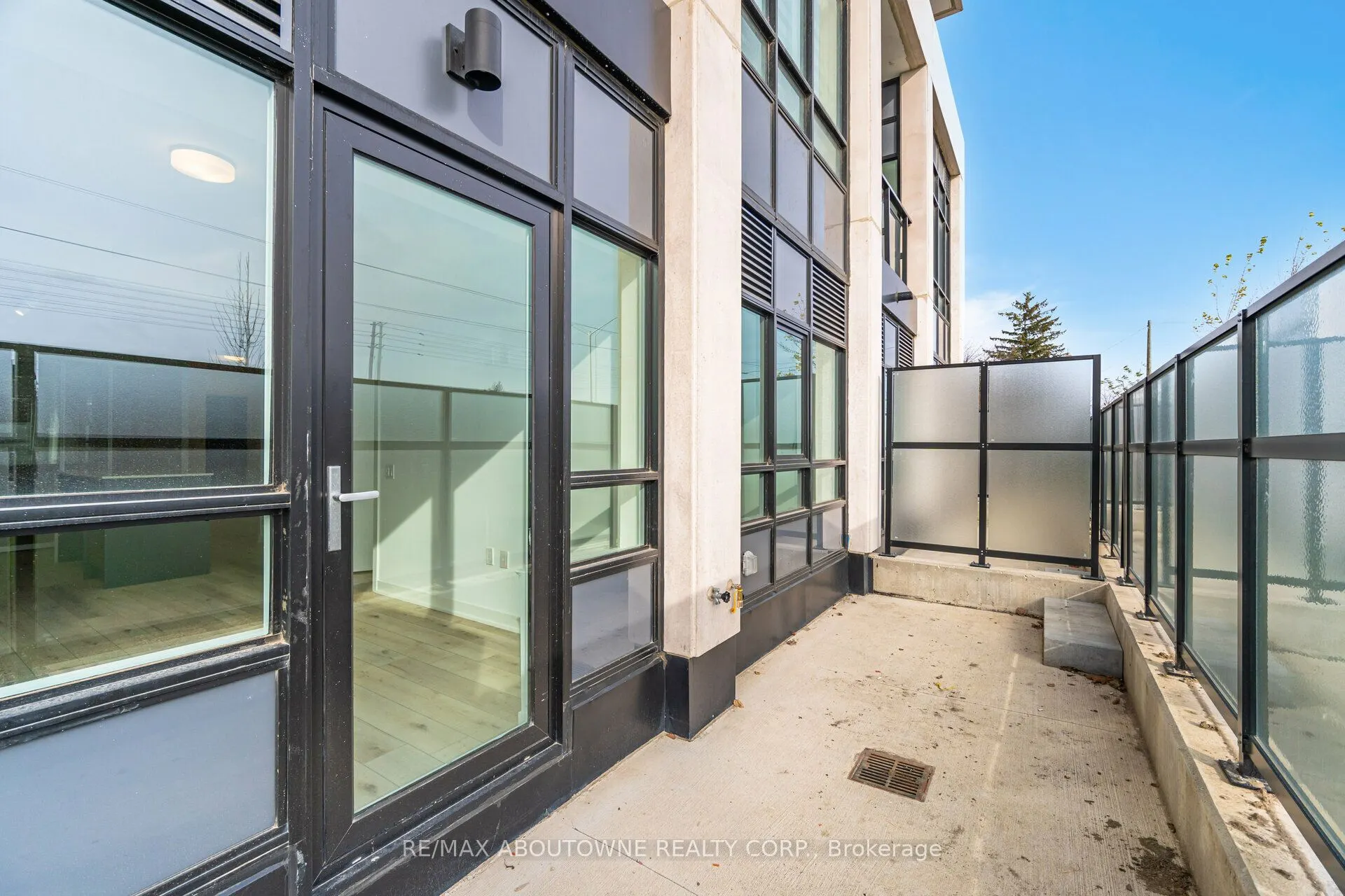 395 Dundas Street W, #105