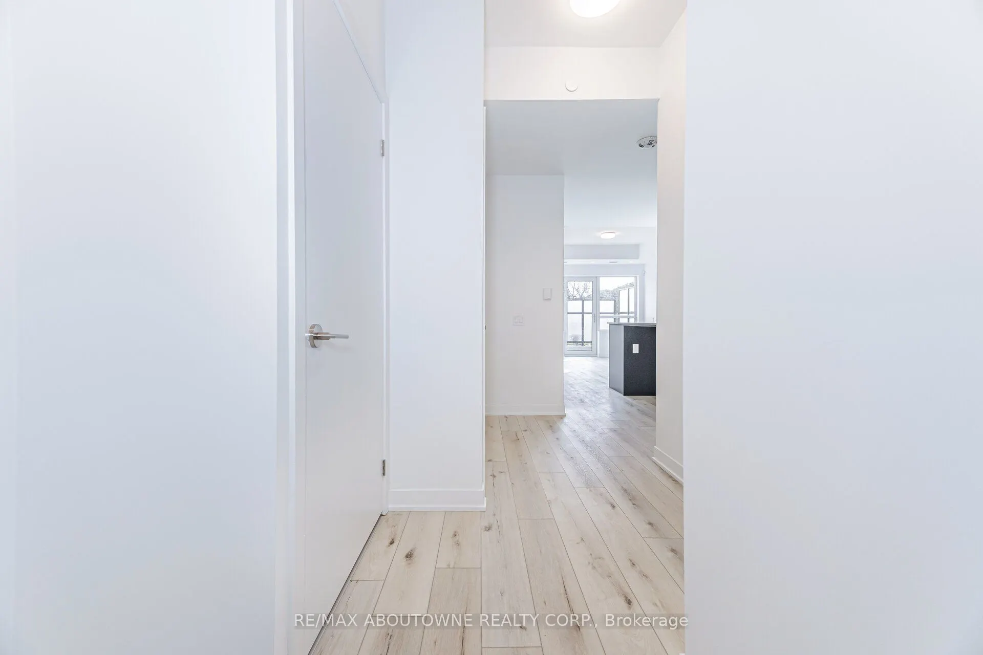 395 Dundas Street W, #105