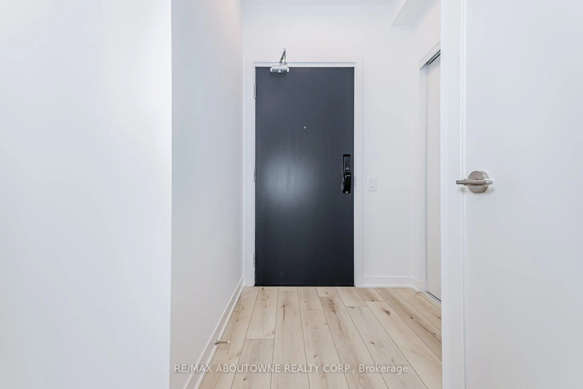 395 Dundas Street W, #105
