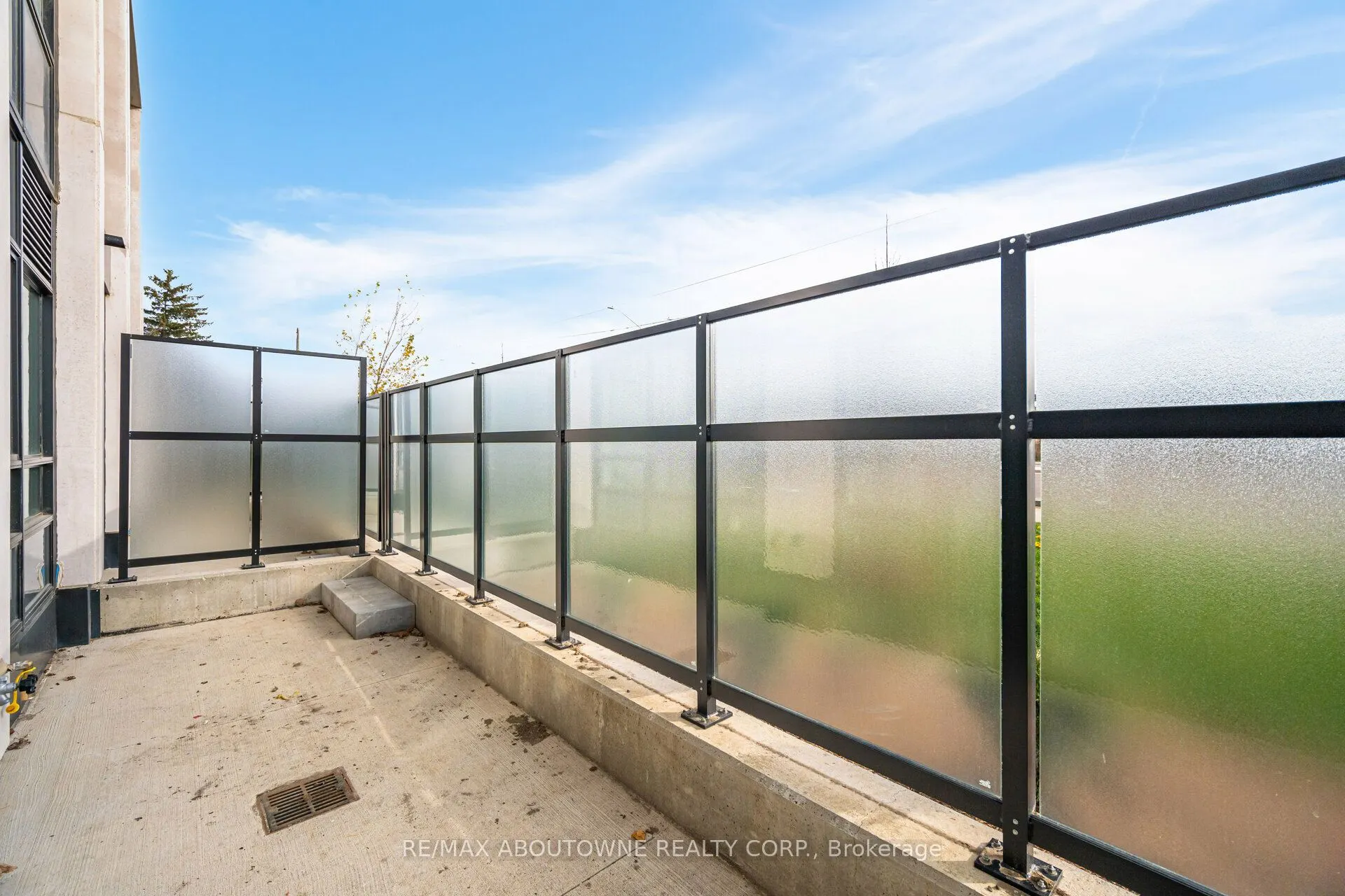 395 Dundas Street W, #105