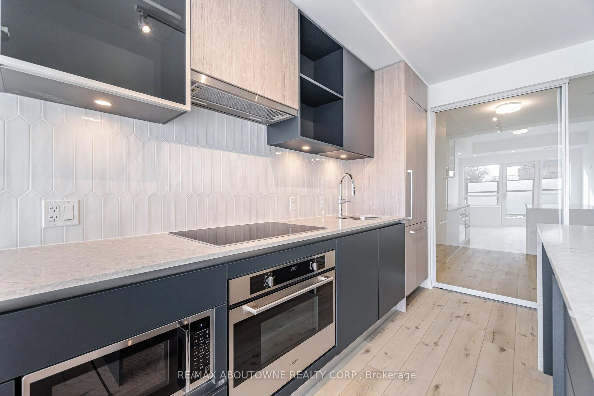 395 Dundas Street W, #105