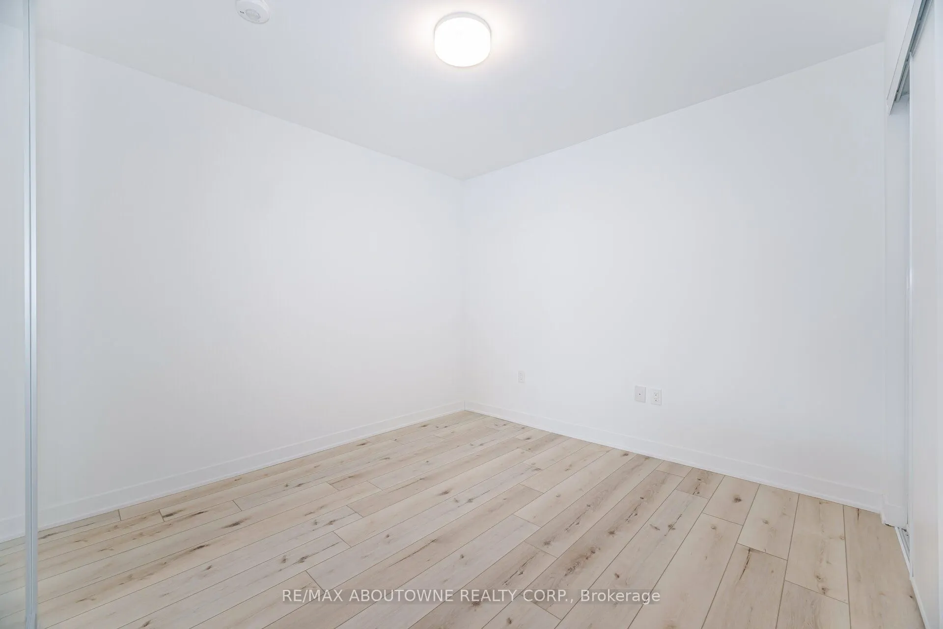 395 Dundas Street W, #105