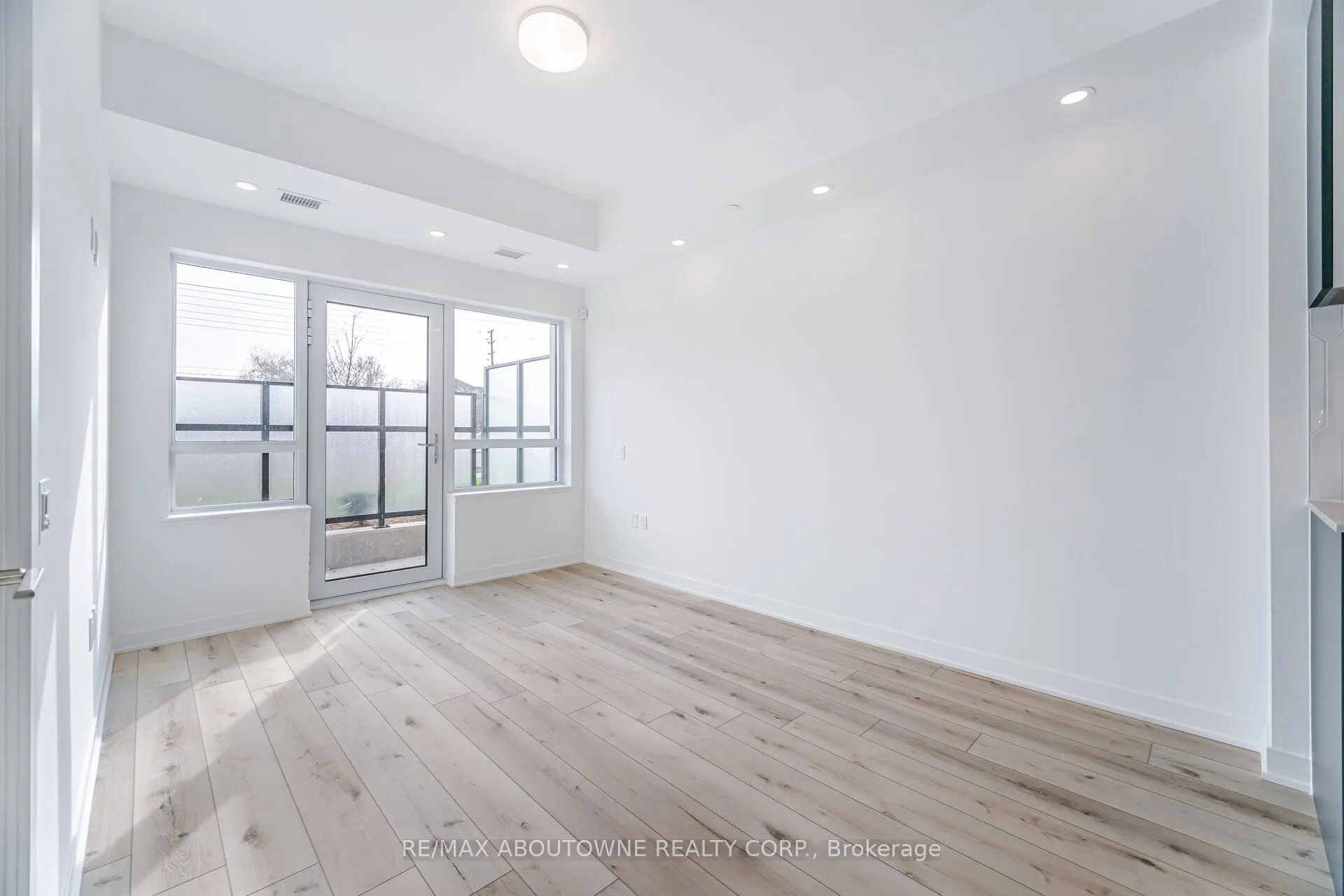 395 Dundas Street W, #105