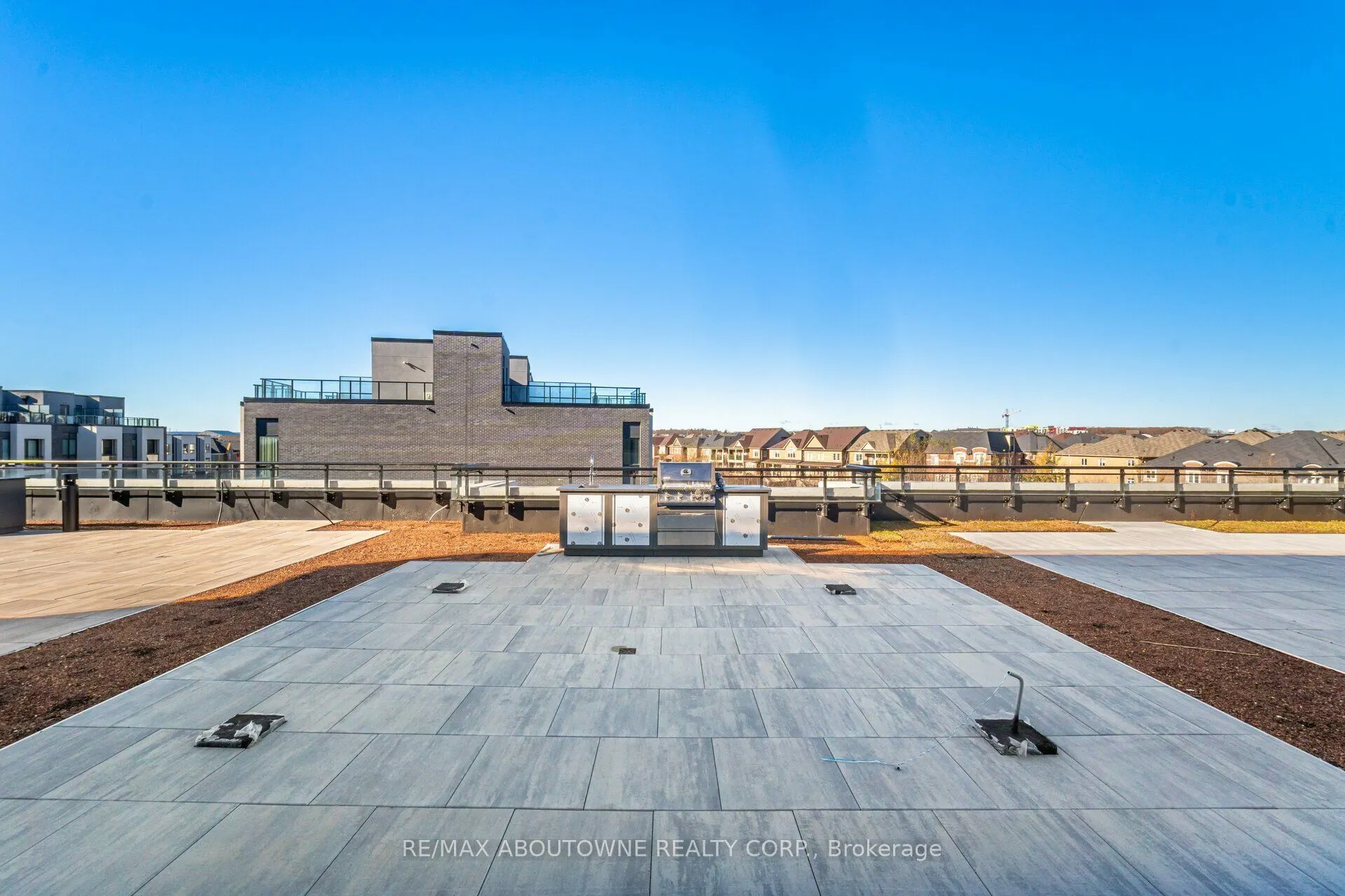 395 Dundas Street W, #105