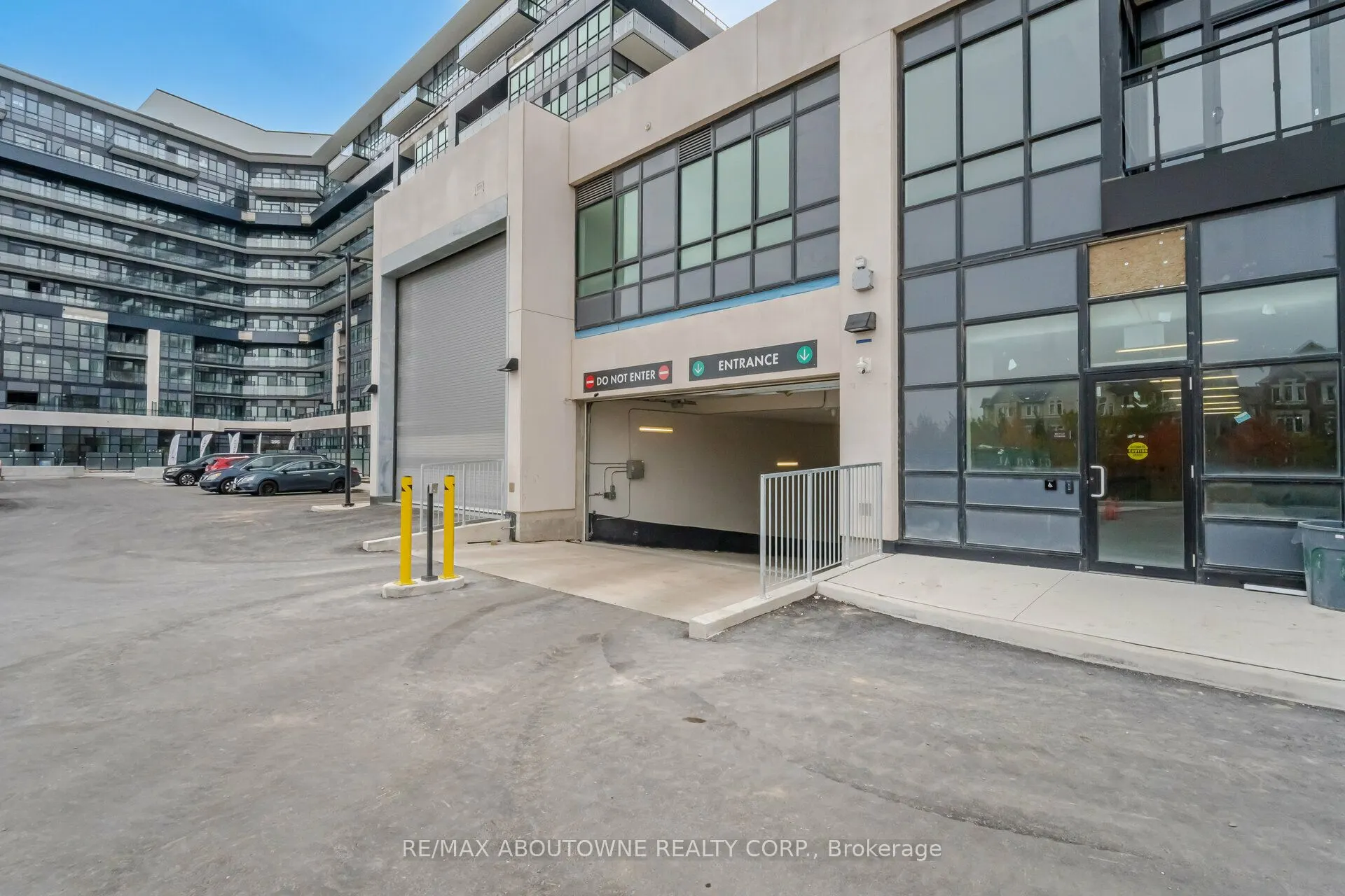 395 Dundas Street W, #105