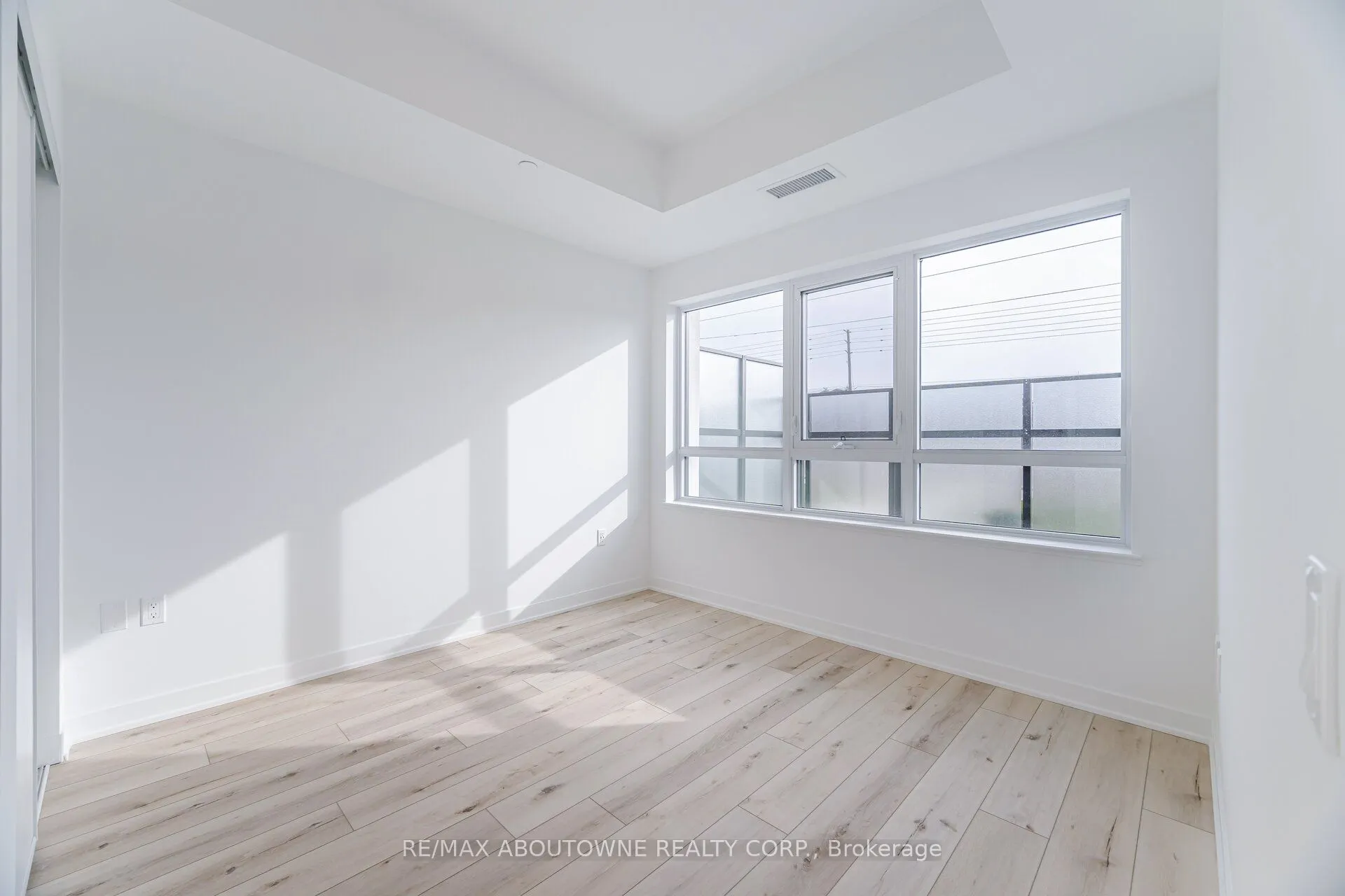 395 Dundas Street W, #105