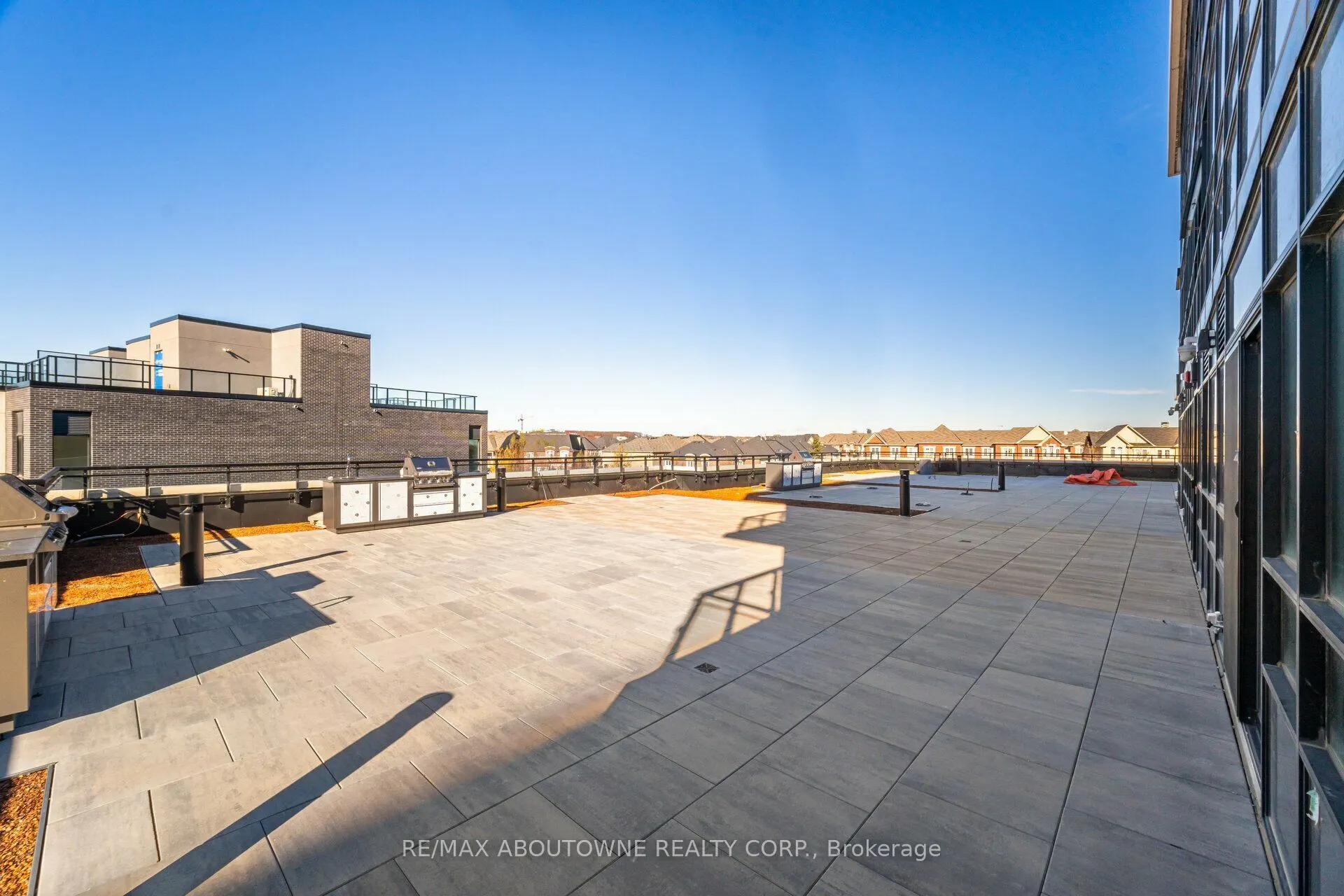 395 Dundas Street W, #105
