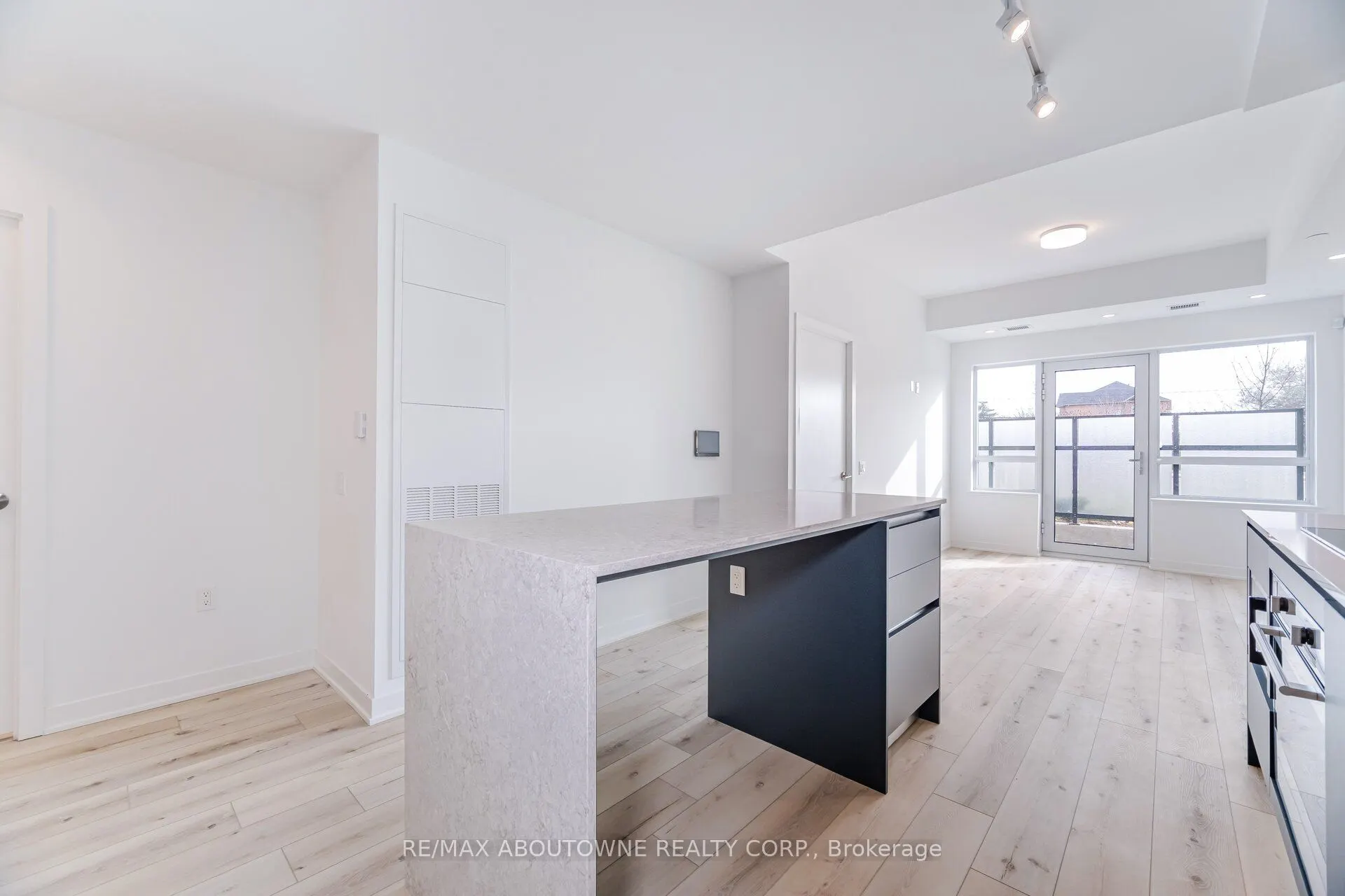 395 Dundas Street W, #105