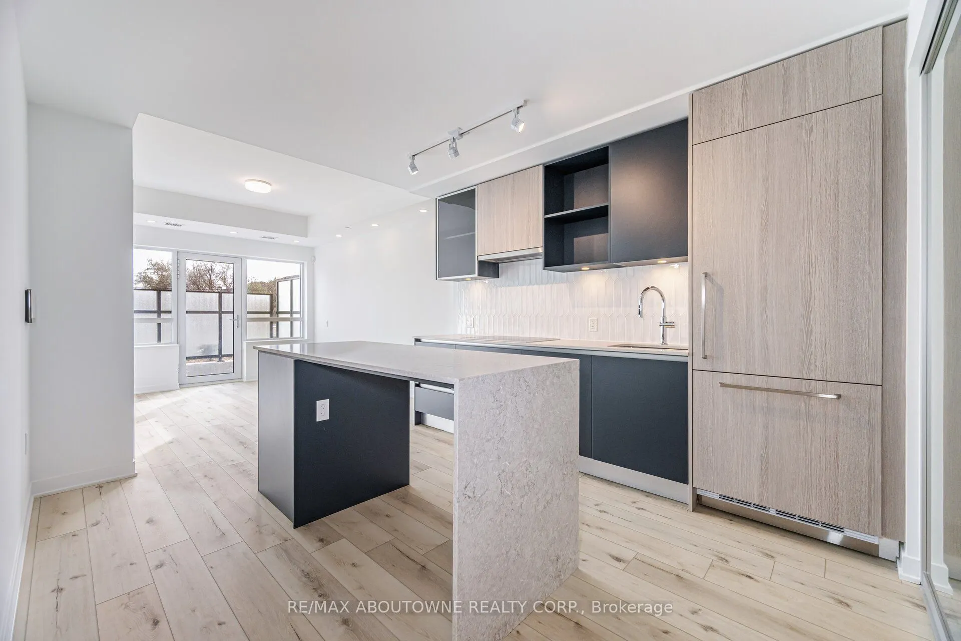 395 Dundas Street W, #105