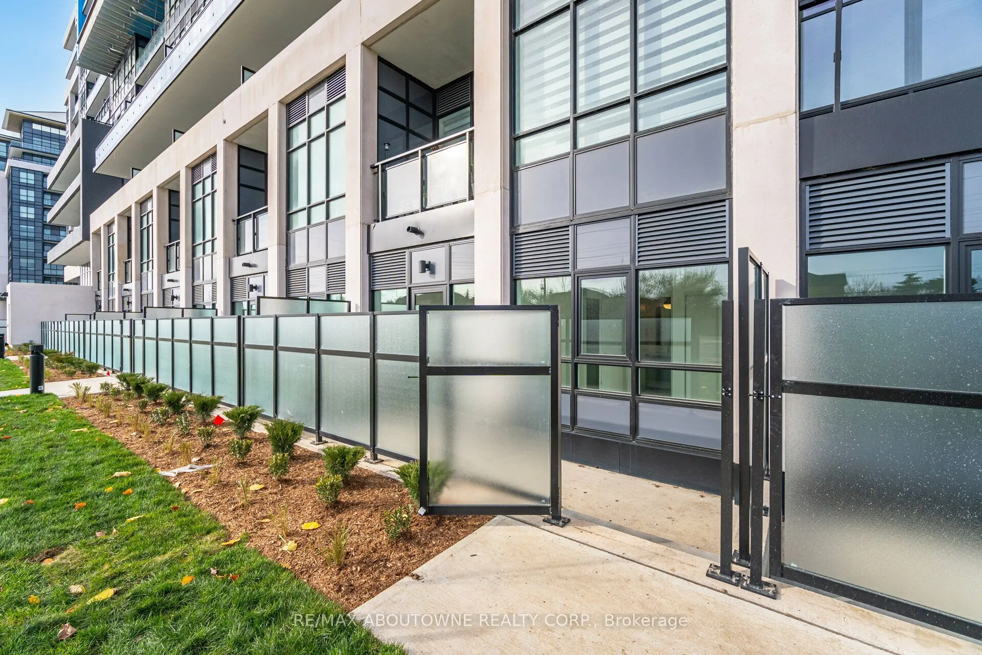 395 Dundas Street W, #105